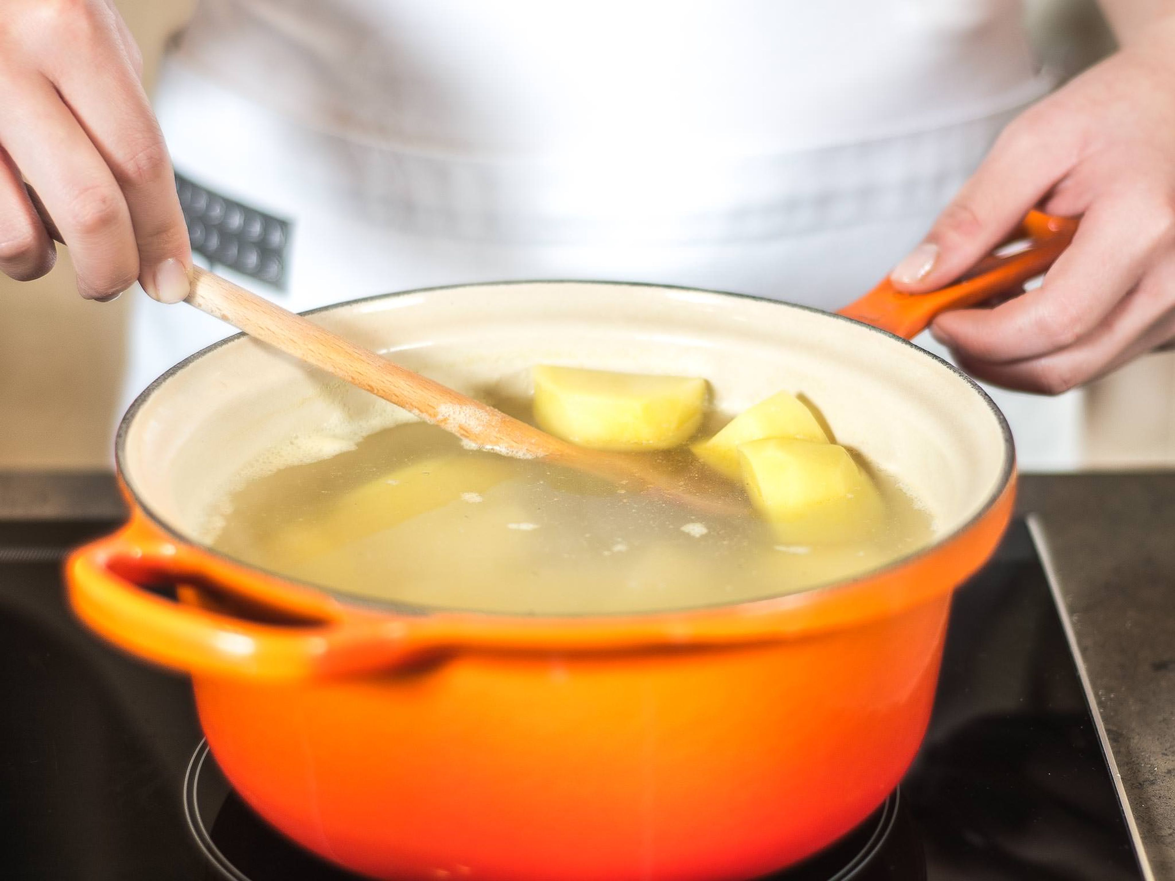 Backofen auf 180°C vorheizen. Kartoffeln schälen, halbieren und im Salzwasser je nach Größe für ca. 20 – 25 Min. gar kochen. Anschließend abgießen und zum Warmhalten zurück in den Topf geben.
