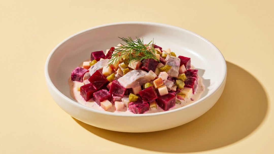 Schwedischer Rödbetssallad: cremiger Rote-Bete-Salat mit Hering