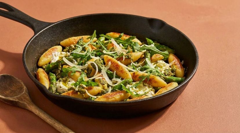 Probiere gebratene Schupfnudeln mit grünem Spargel und Rucola-Pesto