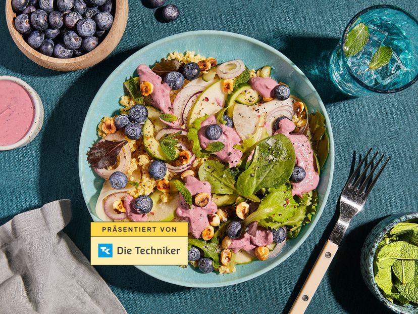 Heidelbeer-Salatbowl mit Kräuter-Haselnuss-Hirse