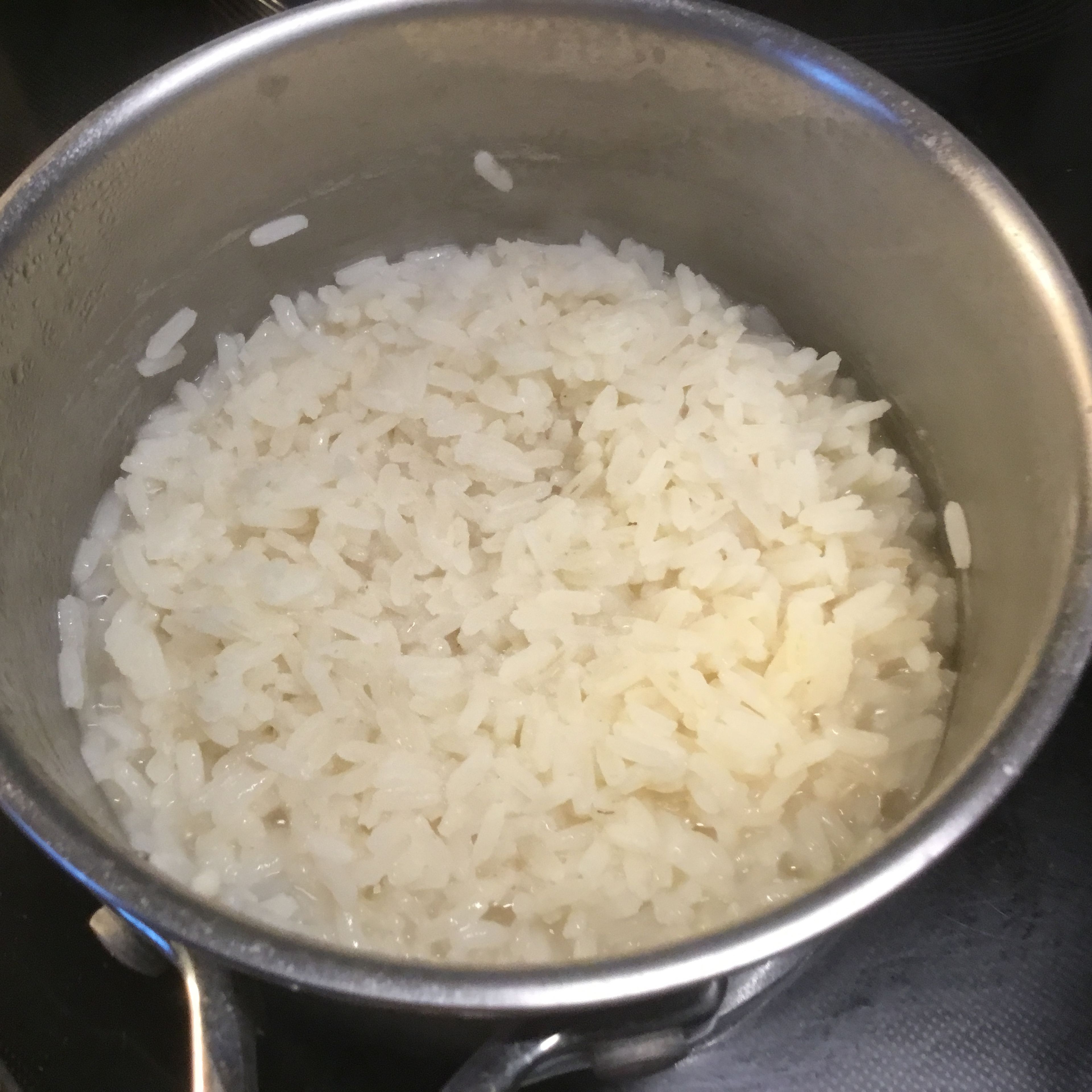 Den Reis koche ich typisch europäisch. Wasser in den Topf, Prise Salz dazu, aufkochen und den Reis nach dem kochen beigeben. Das alte Reis/Wasserverhältnis ist eigentlich egal, da ich bei offenem Topf solange Wasser ergänze bis der Reis mit bischen Biß fertig ist. Danach mit einem kleinen Sieb auf dem Teller portionieren. Wer den Reis asiatisch pappig mag, das ganze mit geschlossenem Deckel kochen. Immer sollte der Reis vor dem kochen wg. evtl. Arsengehalt gut mit kaltem Wasser gespült werden.