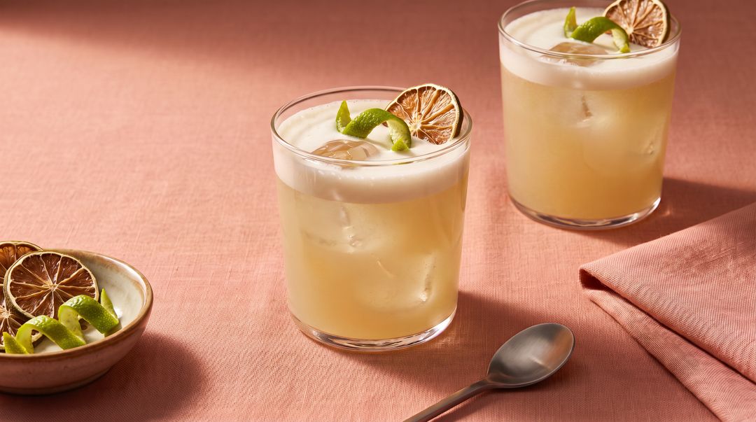 Mezcal Sour mixen: Ein rauchiger Cocktail-Klassiker mit Agavenschnaps