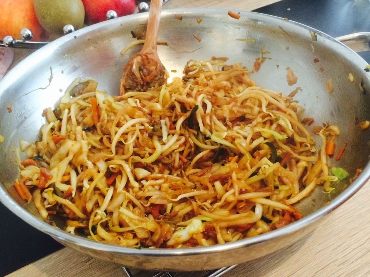 Vegetarisches Wokgemüse mit Eiernudeln | Rezept | Kitchen Stories