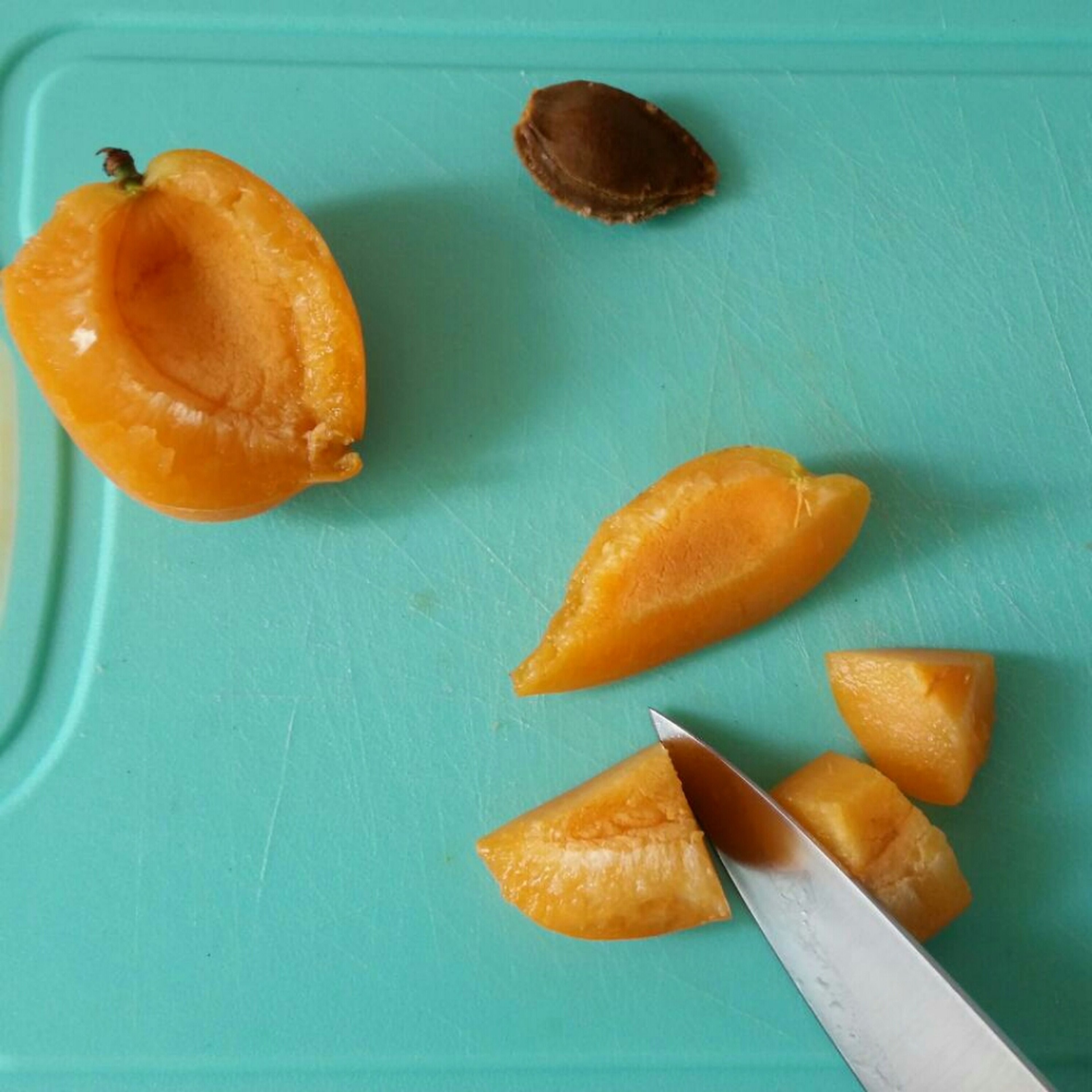 Rinse the apricots, remove the stones and cut them into small pieces