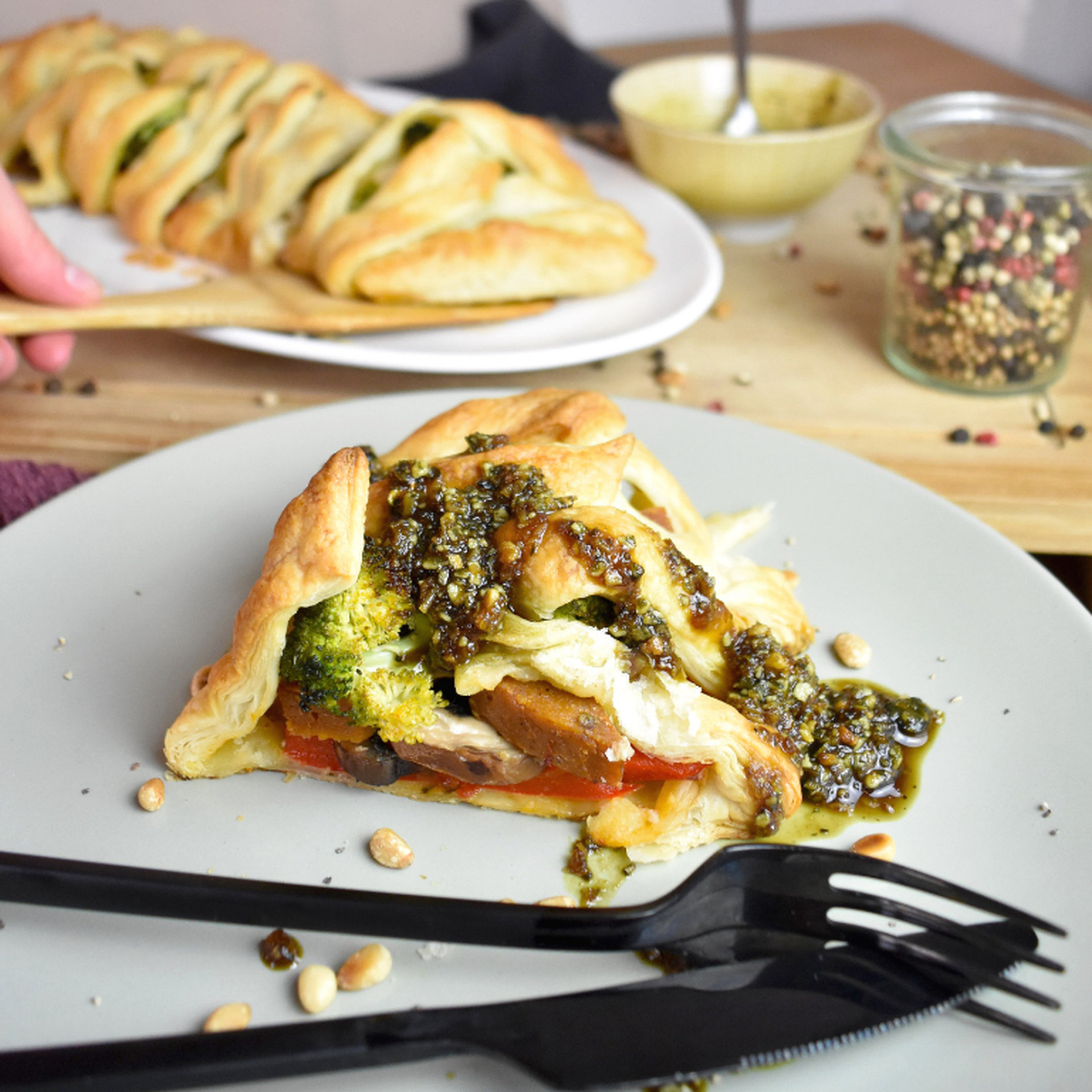 Veganer, herzhafter Blätterteigstrudel mit Seitan