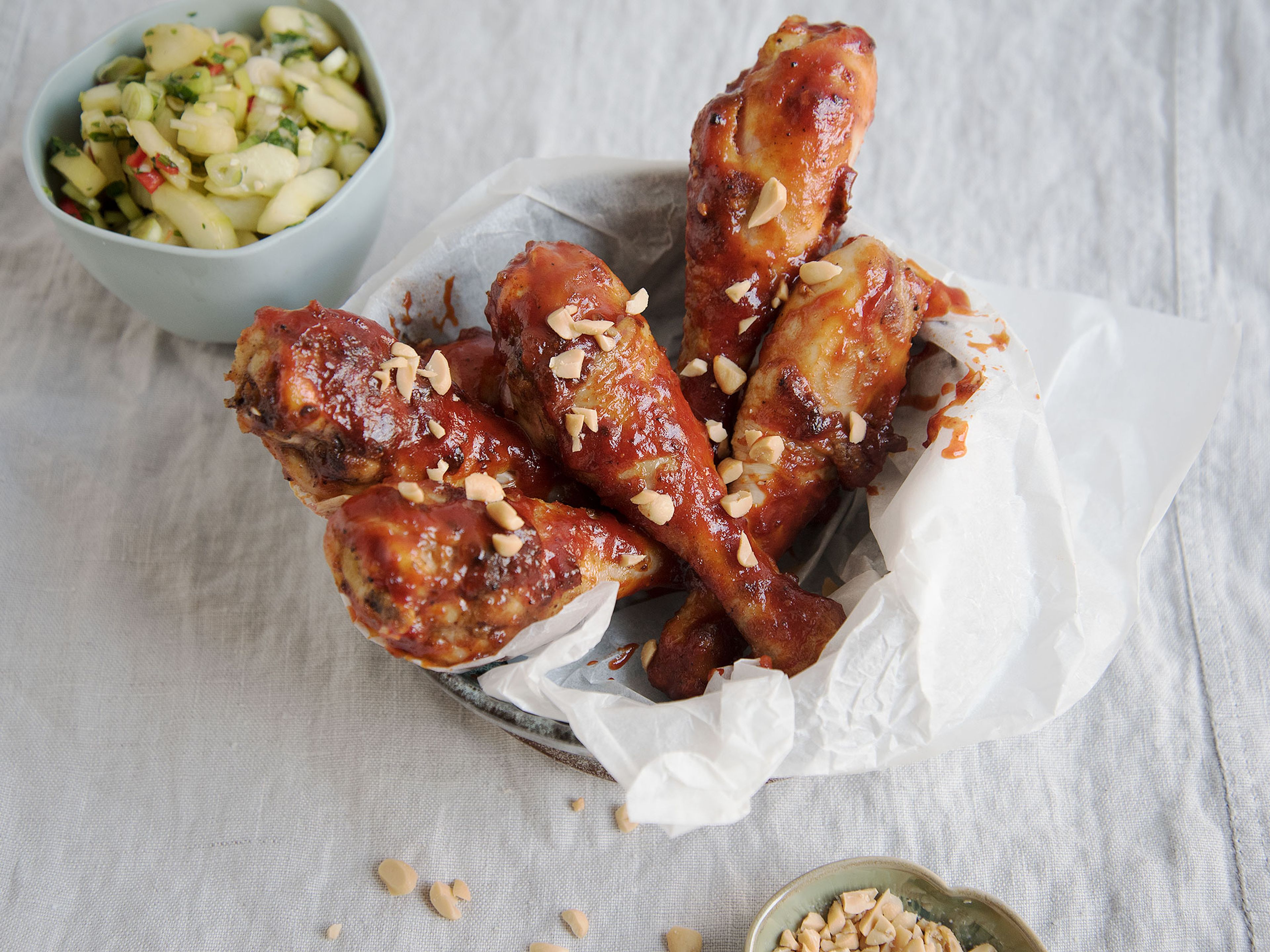 Chicken Wings koreanischer Art mit Gurkensalat