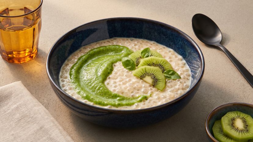 Cremiger Tapiokapudding mit frischem Kiwi-Basilikum-Püree
