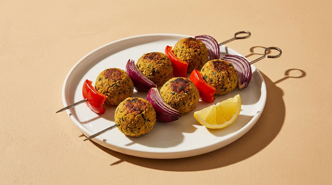 Knusprige Falafel vom Rost: So machst du leckere vegetarische Grillspieße mit Gemüse