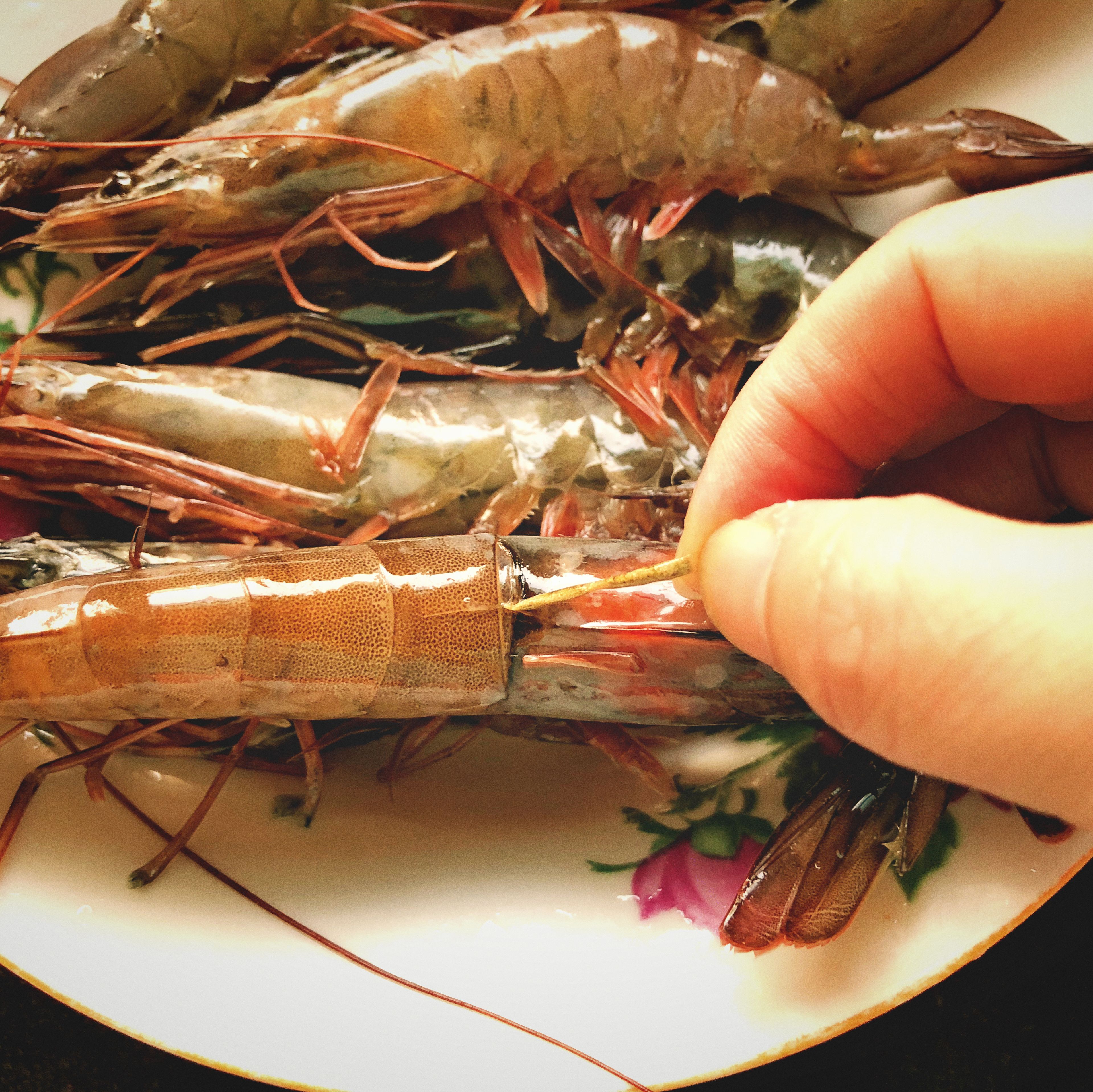 Clean the shrimp.