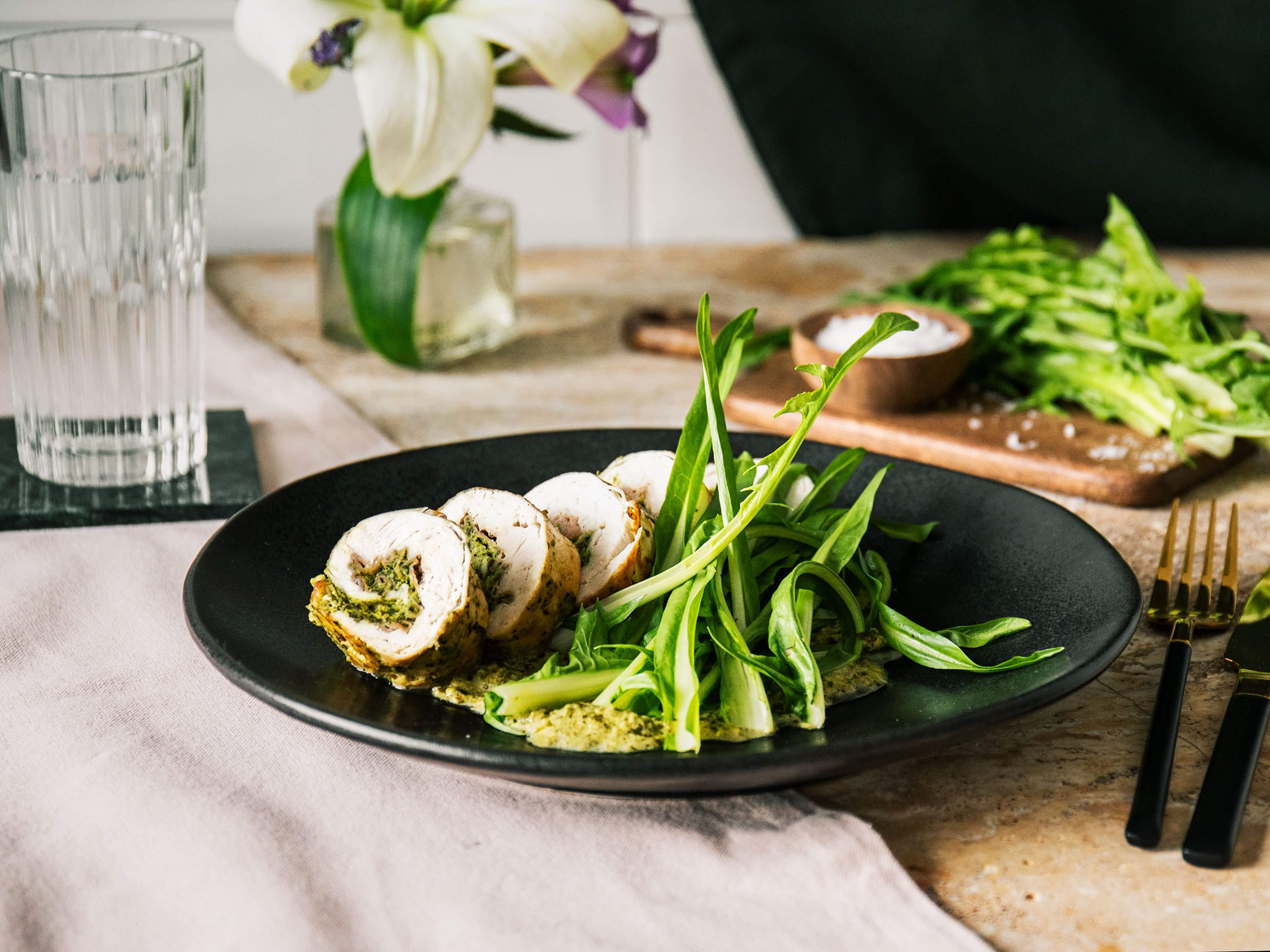 Hähnchen-Involtini mit Löwenzahn-Frischkäse-Füllung