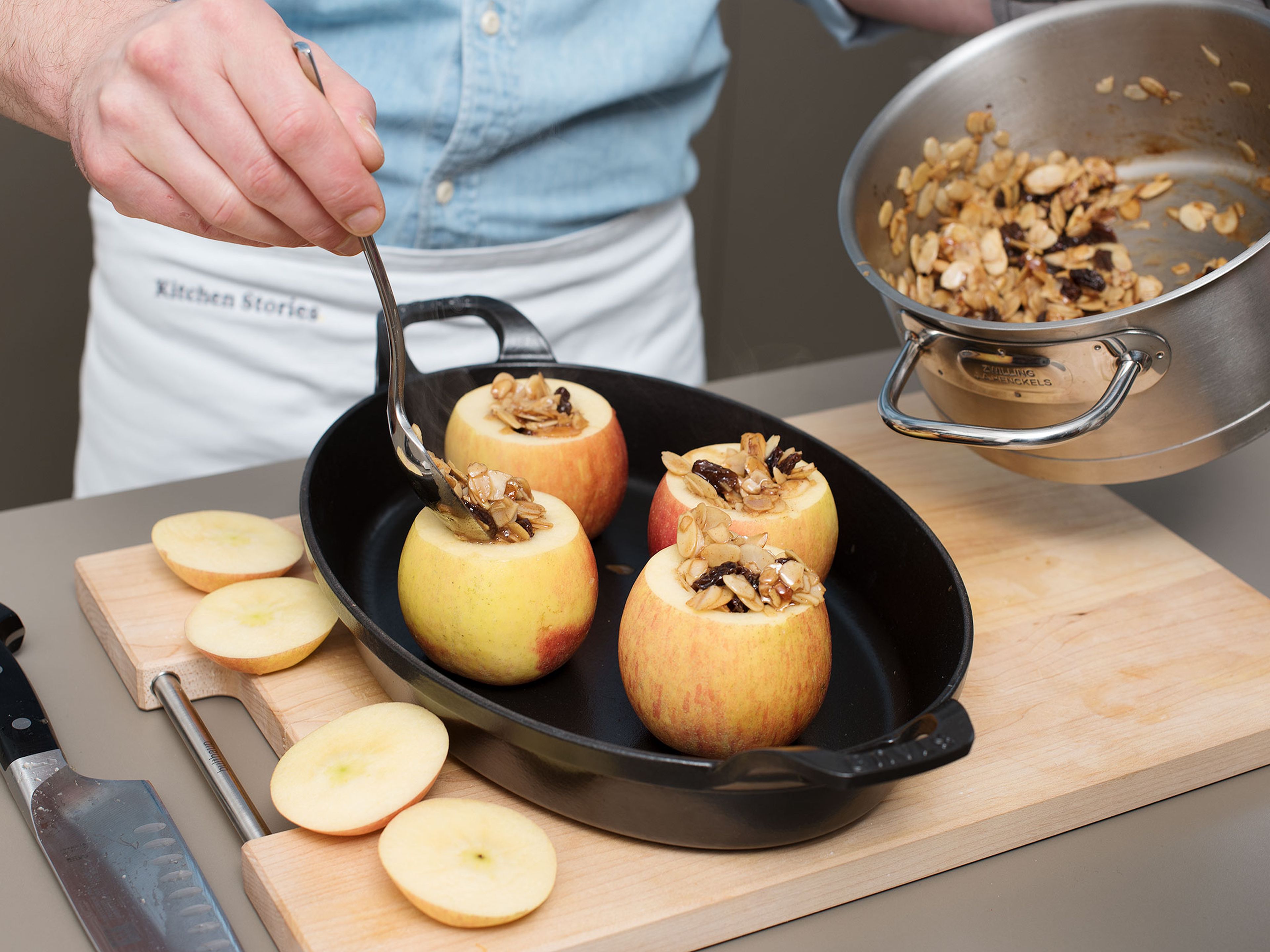 Äpfel in eine Auflaufform stellen und mit Mandel-Rosinen-Mischung füllen. Äpfel bei 120°C für 30 Min. im Ofen garen.
