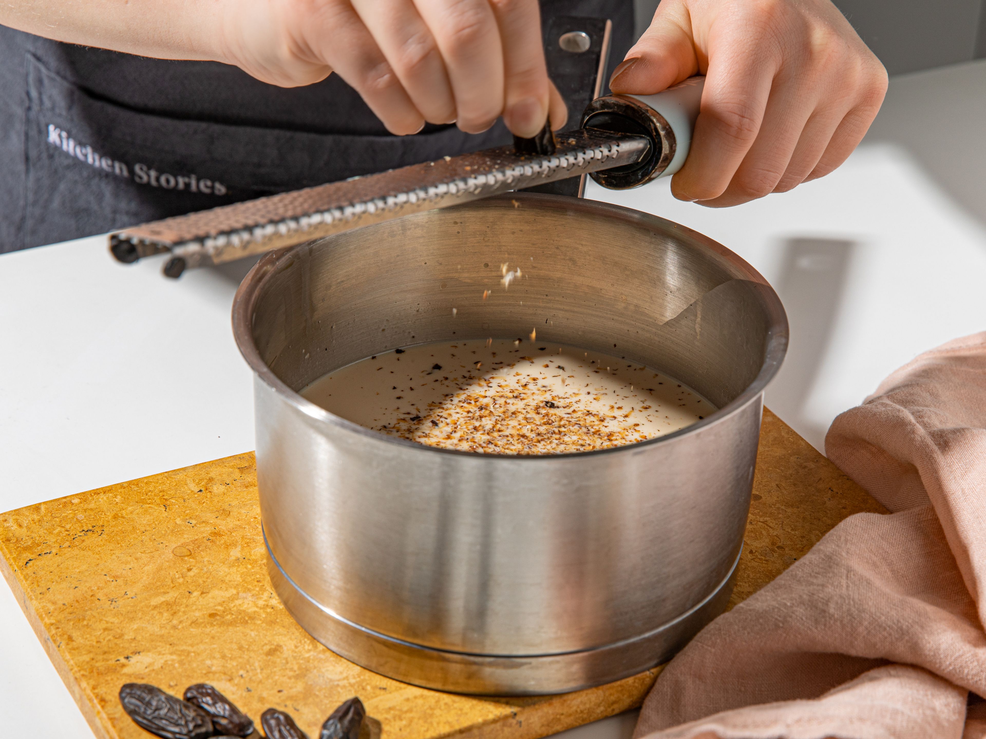 Die Sahne mit der Milch und dem restlichen Zucker in einem kleinen Topf auf mittlerer Stufe erhitzen (nicht kochen). Die Tonkabohne mit einer feinen Reibe hineinreiben. Den restlichen Espresso dazugeben. Dann die restliche Gelatine ausdrücken und in der warmen Sahnemischung auflösen. Die Masse leicht abkühlen lassen. Sobald das Espresso-Gelee fest genug ist, die Tonka-Sahne vorsichtig in die Gläser auf das Gelee gießen und für etwa 2 Std. im Kühlschrank fest werden lassen.