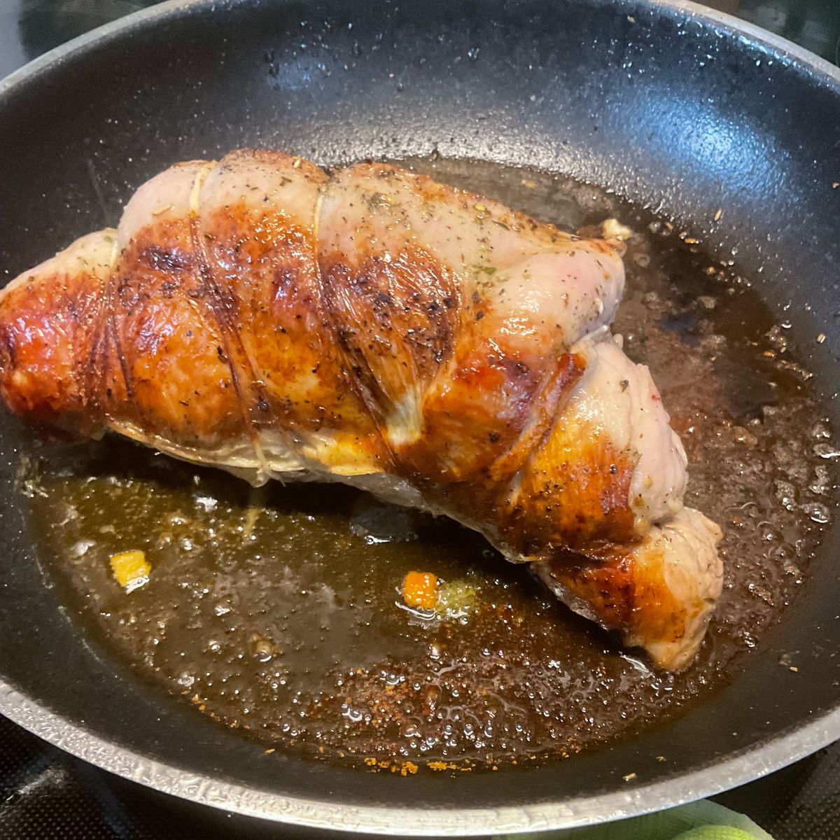 Lammrollbraten mit Spinat/Fetafüllung auf weißen Bohnen | Rezept ...