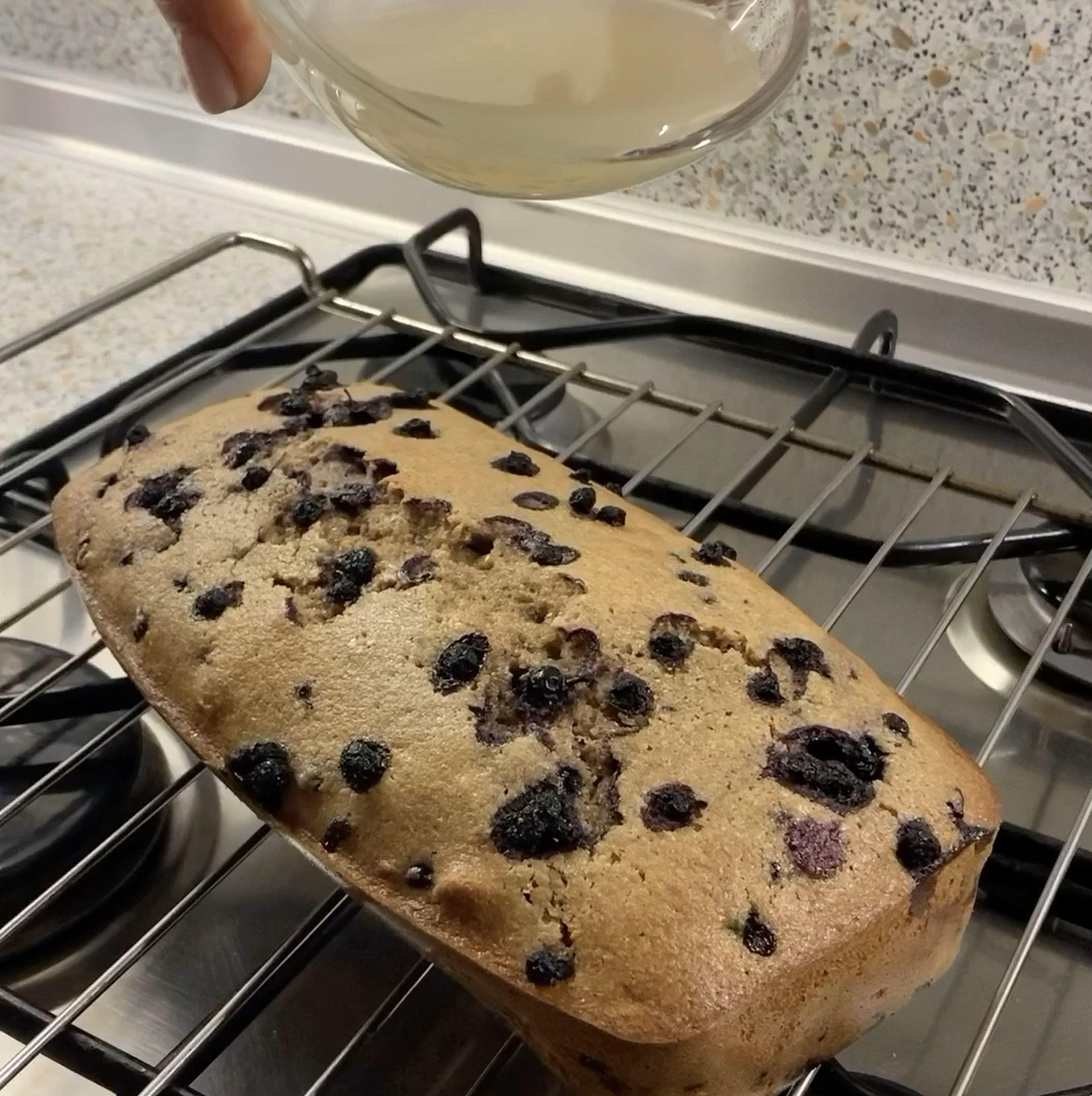 Let your cake cool in the mold then remove it and wait an hour. Finally spread over the icing. 😍