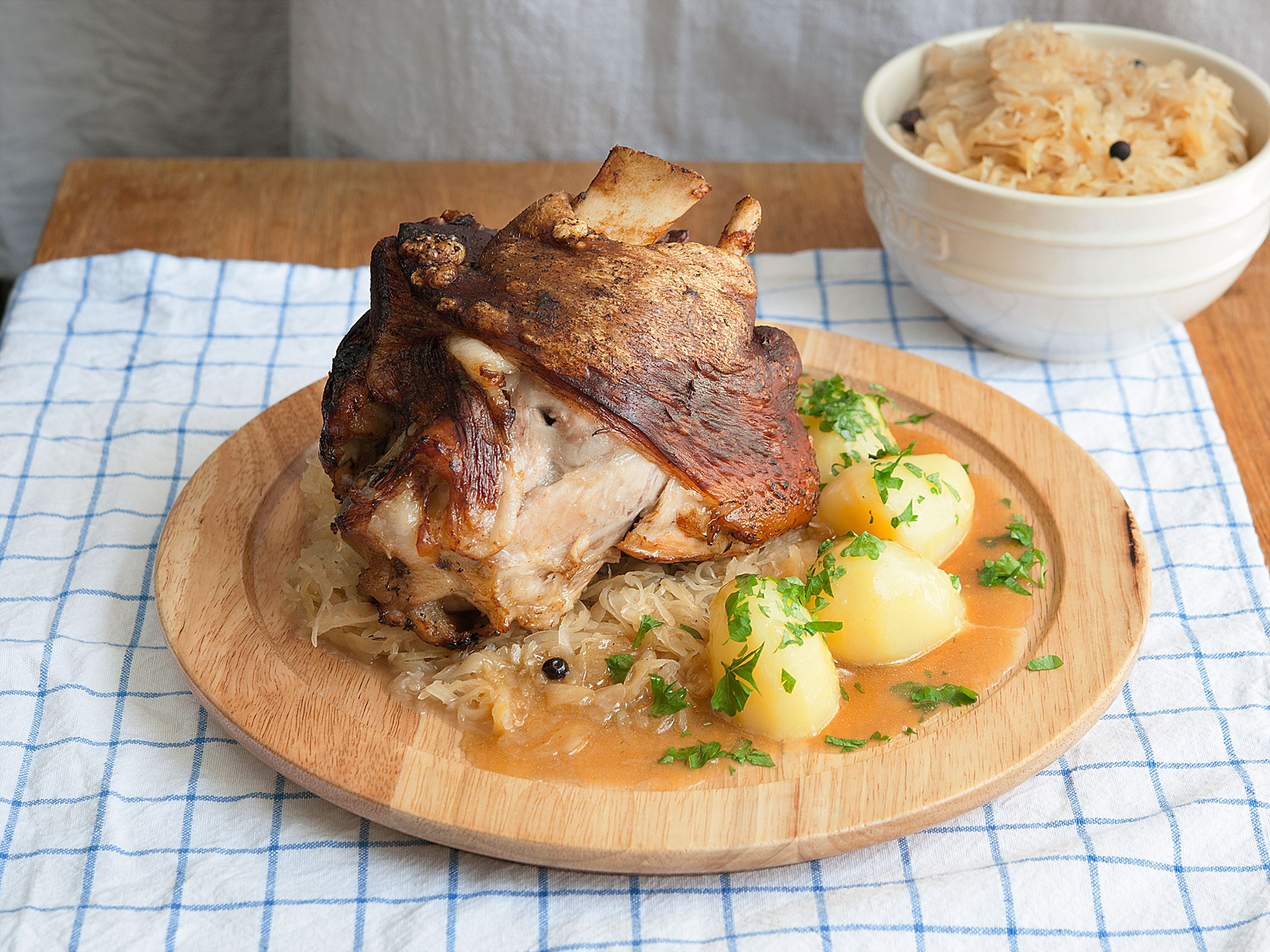 Schweinshaxe mit Sauerkraut und Kartoffeln