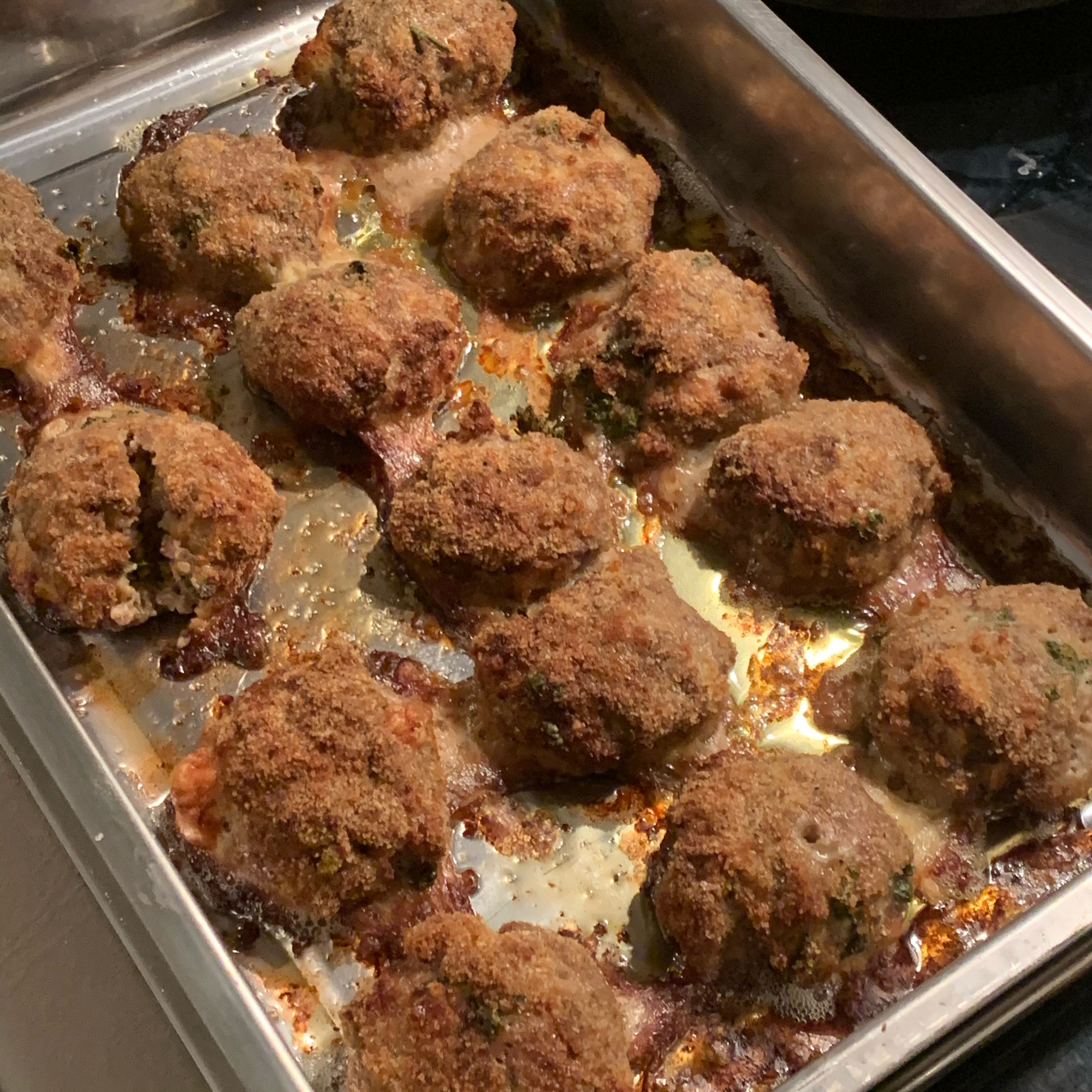 Remove the polpette from the oven and let them rest for just a couple of minutes.  Serve them while still hot with some veggie side 🥗.