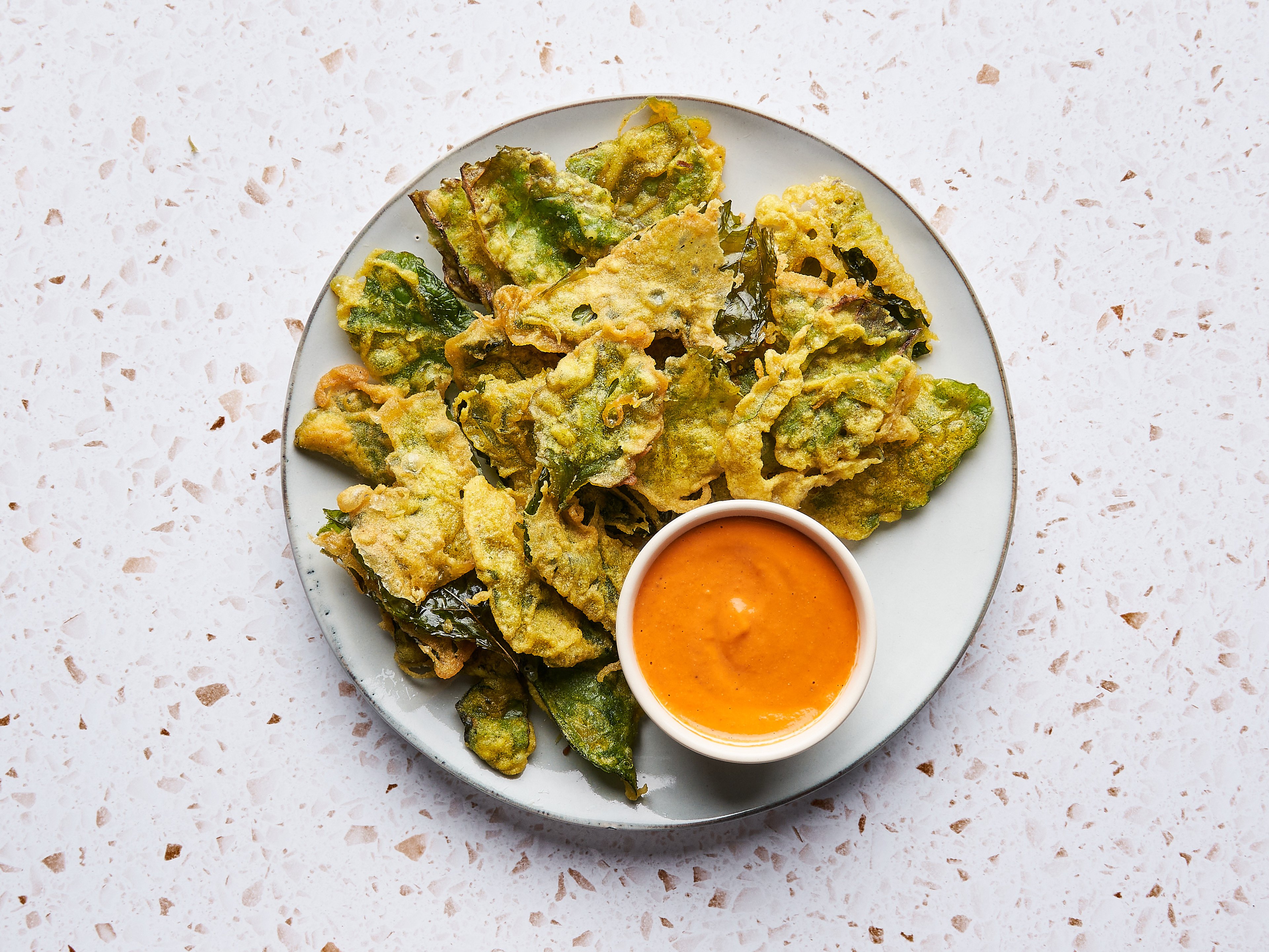 Fritters aus Gemüseblättern mit Tomaten-Tahini-Dip