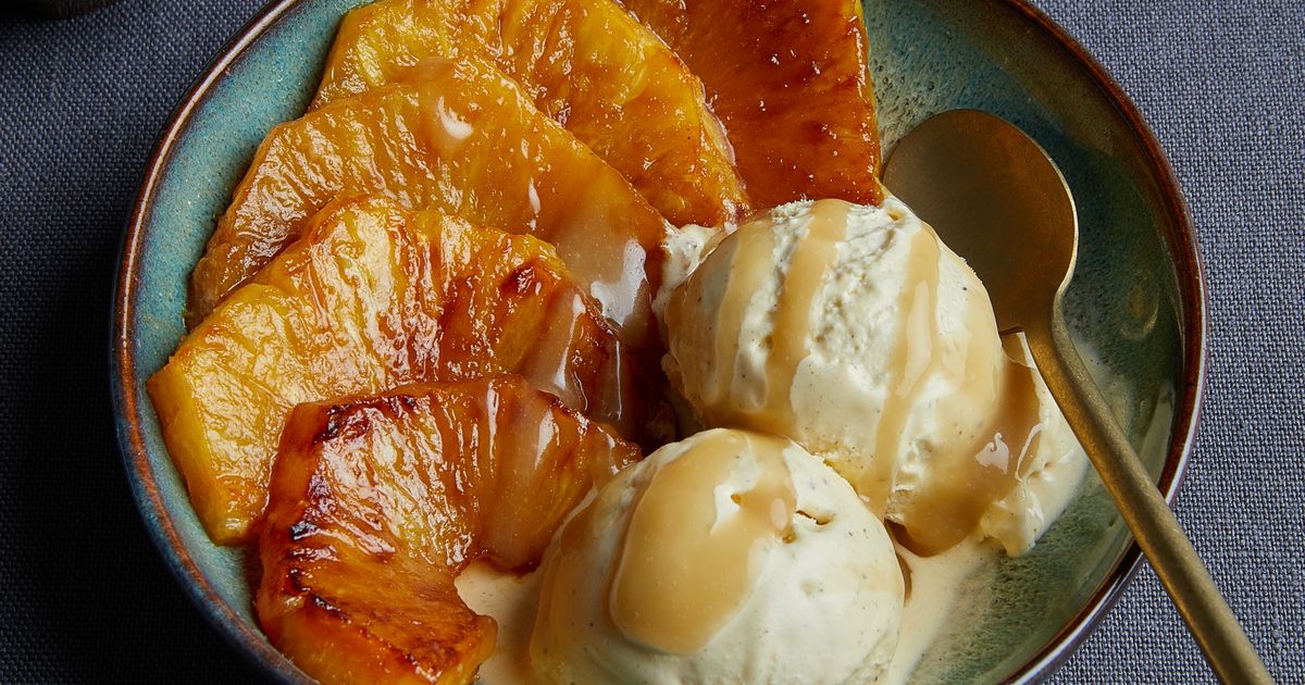 Karamellisierte Ananas auf Vanilleeis &amp; Kokos | Rezept | Kitchen Stories