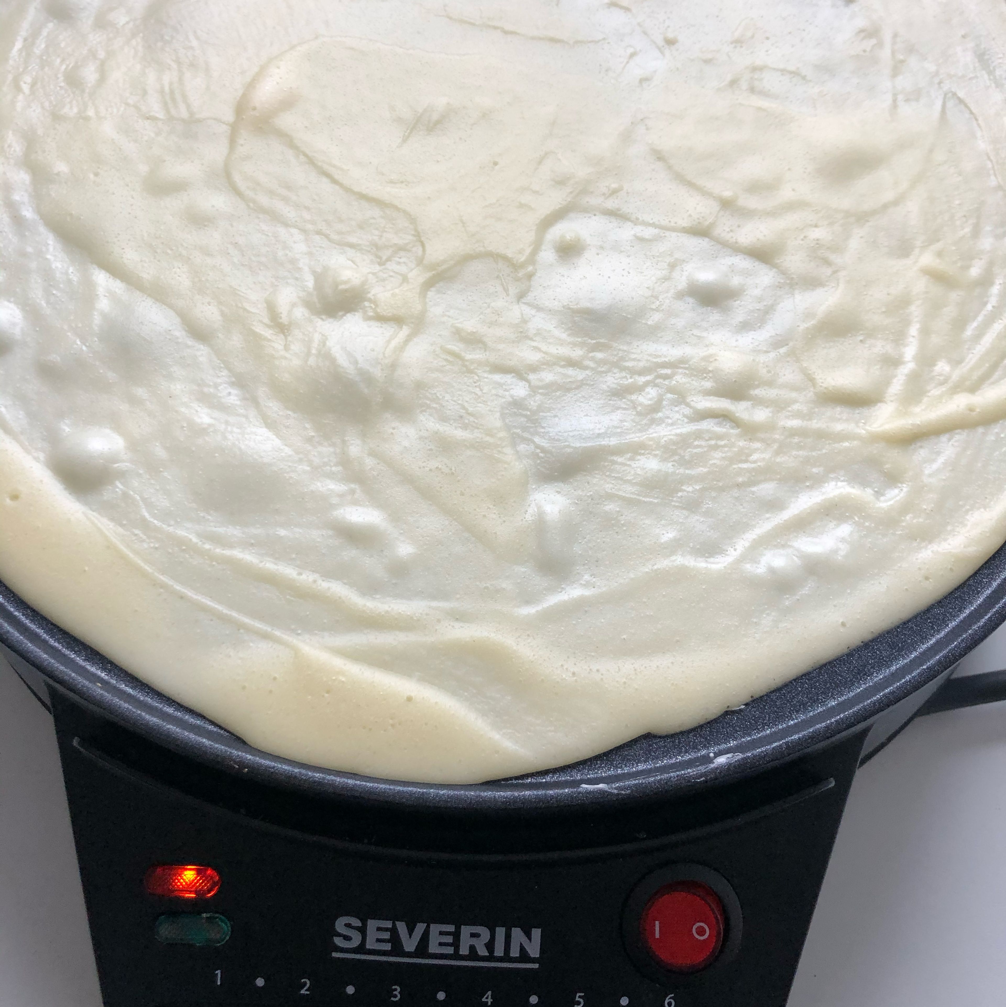 Nachdem alle Zutaten sorgfältig verührt worden sind mit einer Kelle auf das Kreppeisen geben. Sobald sich der Crêpe vom Eisen löst, wird er umgedreht und es kann das Topping aufgetragen werden. Danach den Crêpe entweder in Dreiecksform oder in ein Viereck￼ falten und genießen￼￼.