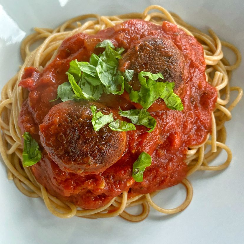 Spaghetti mit Hackbällchen in Tomatensoße, vegan
