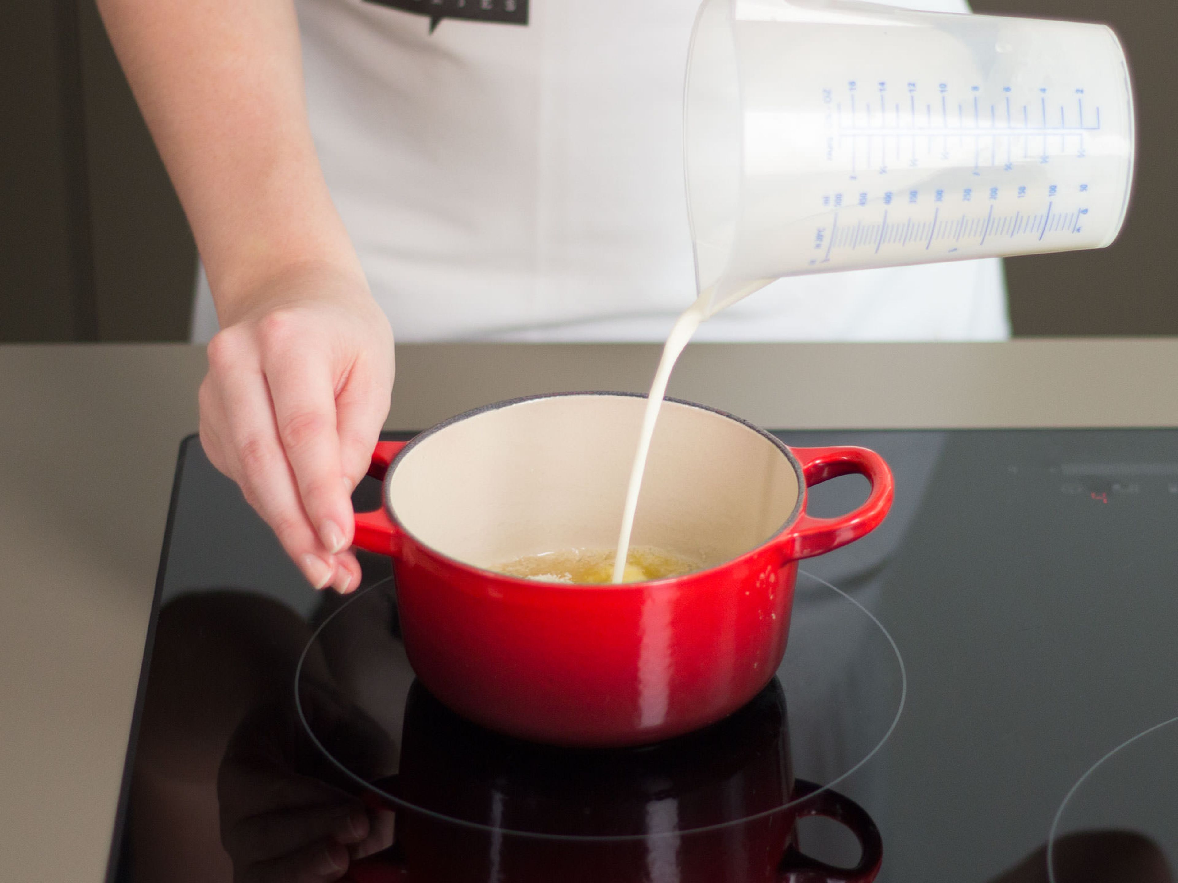 Butter in einem kleinen Topf bei mittlerer Hitze schmelzen. Zucker, Salz und Sahne hinzugeben, gut vermengen und ca. 3 – 5 Min. köcheln lassen.