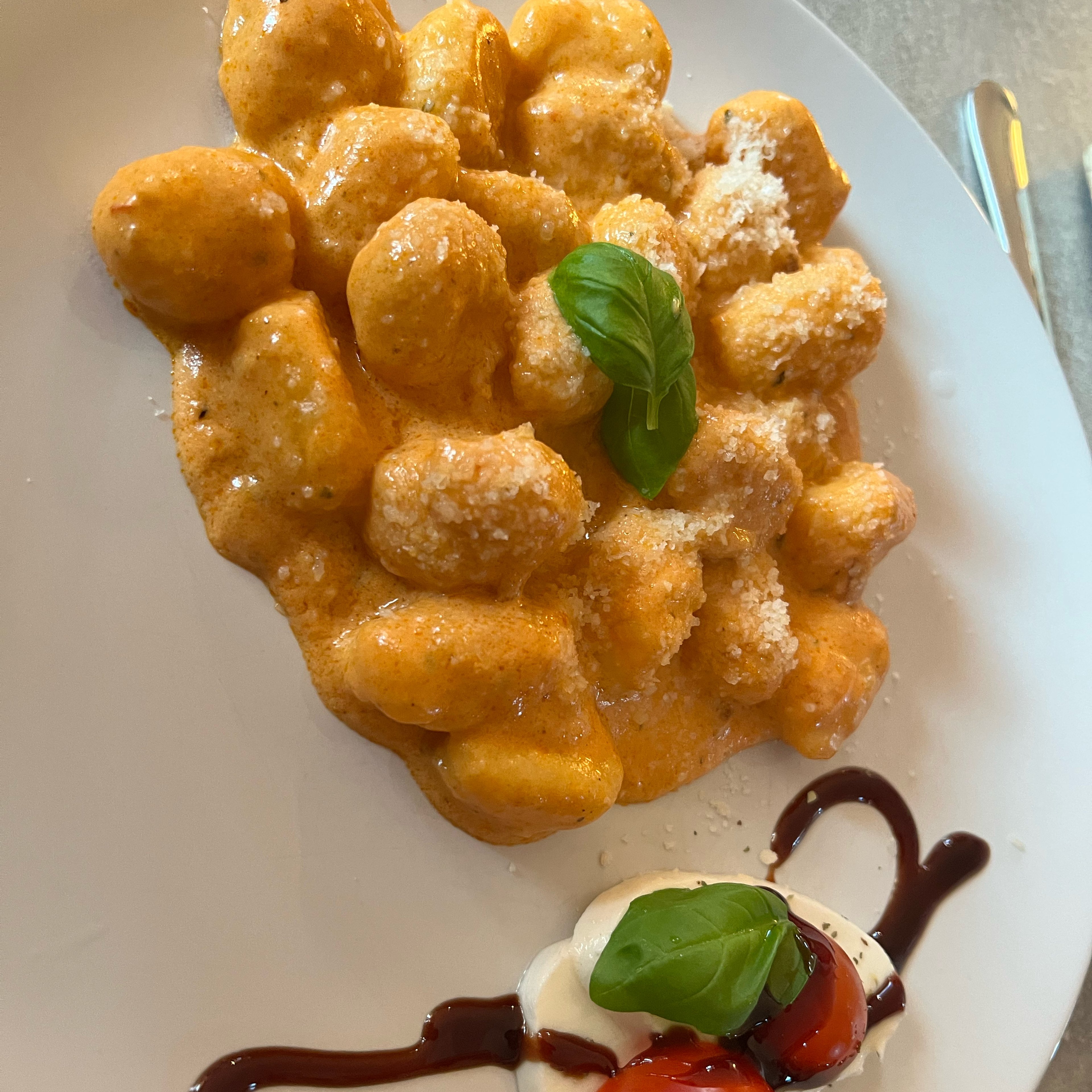 Gnocchi in Tomate-Mozarella Soße