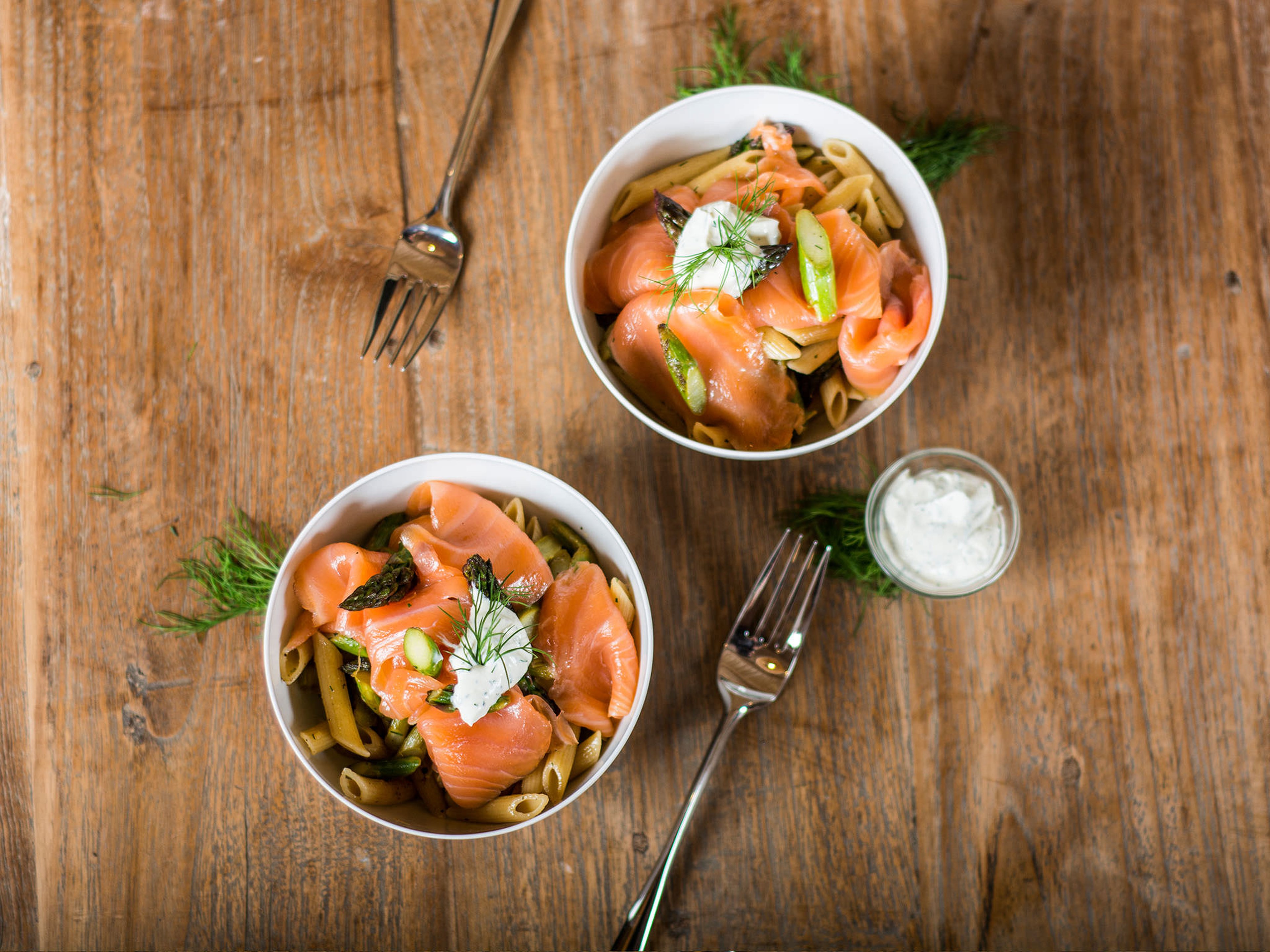 Leichte Penne mit Spargel und Räucherlachs