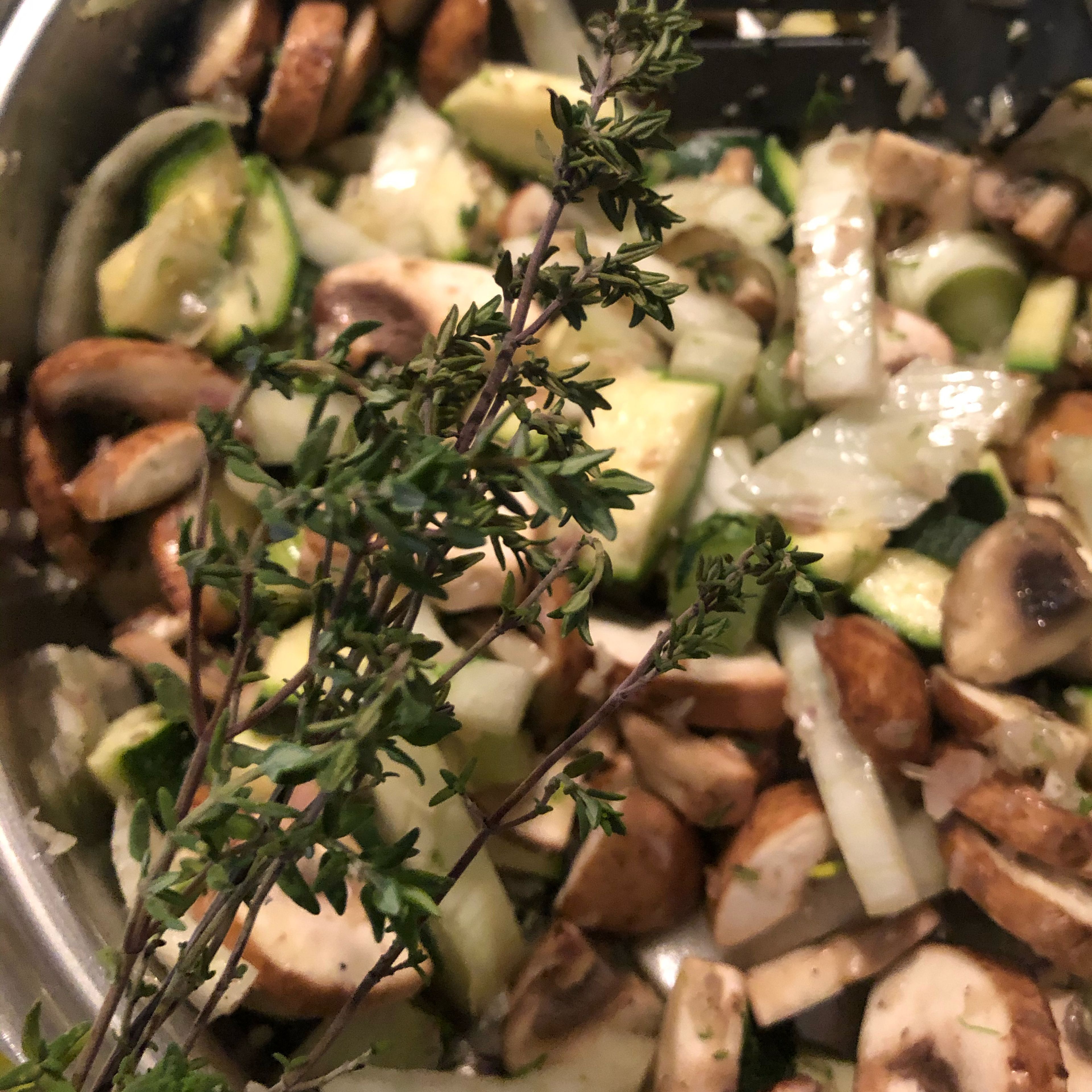 Heat oil in a frying pan. Sauté shallots and garlic and add the vegetables. After about 5 – 10 min., add the canned chunky tomatoes. Season with salt and pepper. Pluck fresh thyme and add it to the pan as well. Then let it all simmer down for approx. another 5 min.