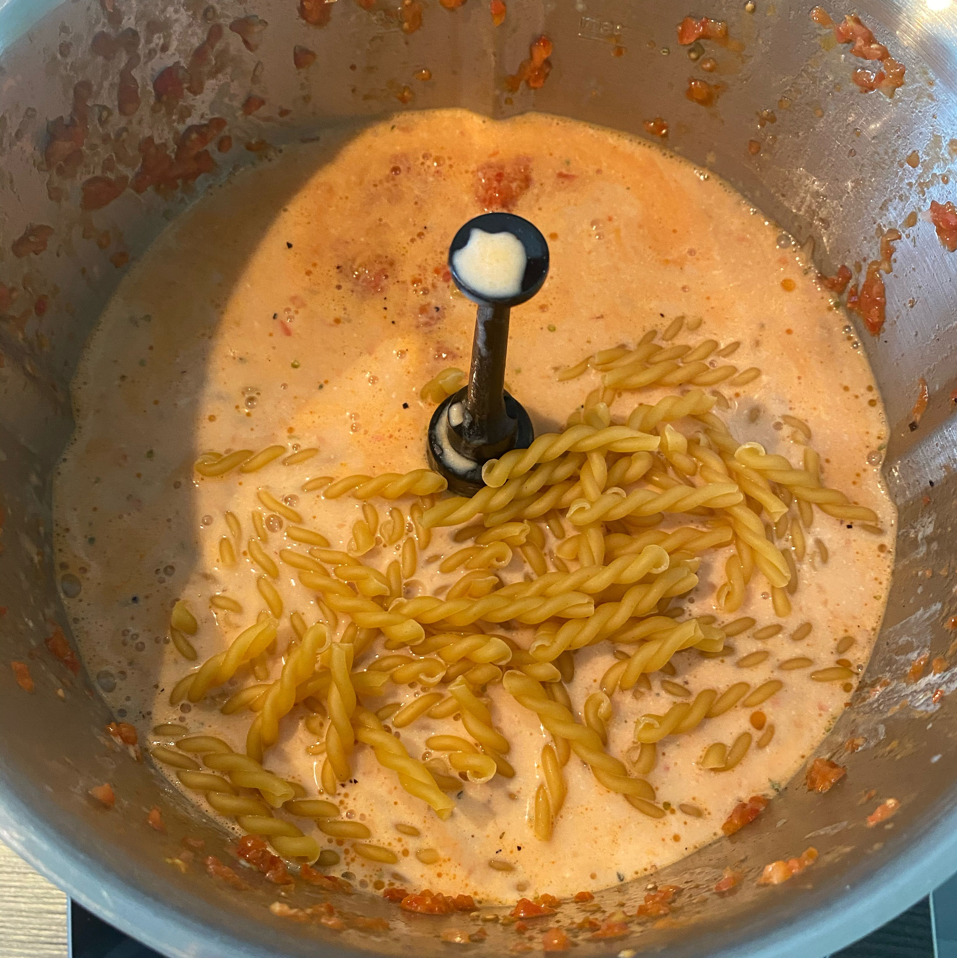 Nun kommen die restlichen Zutaten in den Topf. Die Gewürze können dem persönlichen Geschmack selbstverständlich angepasst werden. Mein Rezept ist sehr mild und gerade bei Kindern sehr beliebt. Alle Zutaten nun bei geschlossenem Deckel, ohne Messbecher, gemeinsam garen (Universalmesser | Stufe 5 | 95°C | 15 Minuten). Auch hier kann die Garzeit je nach Nudelsorte variieren.