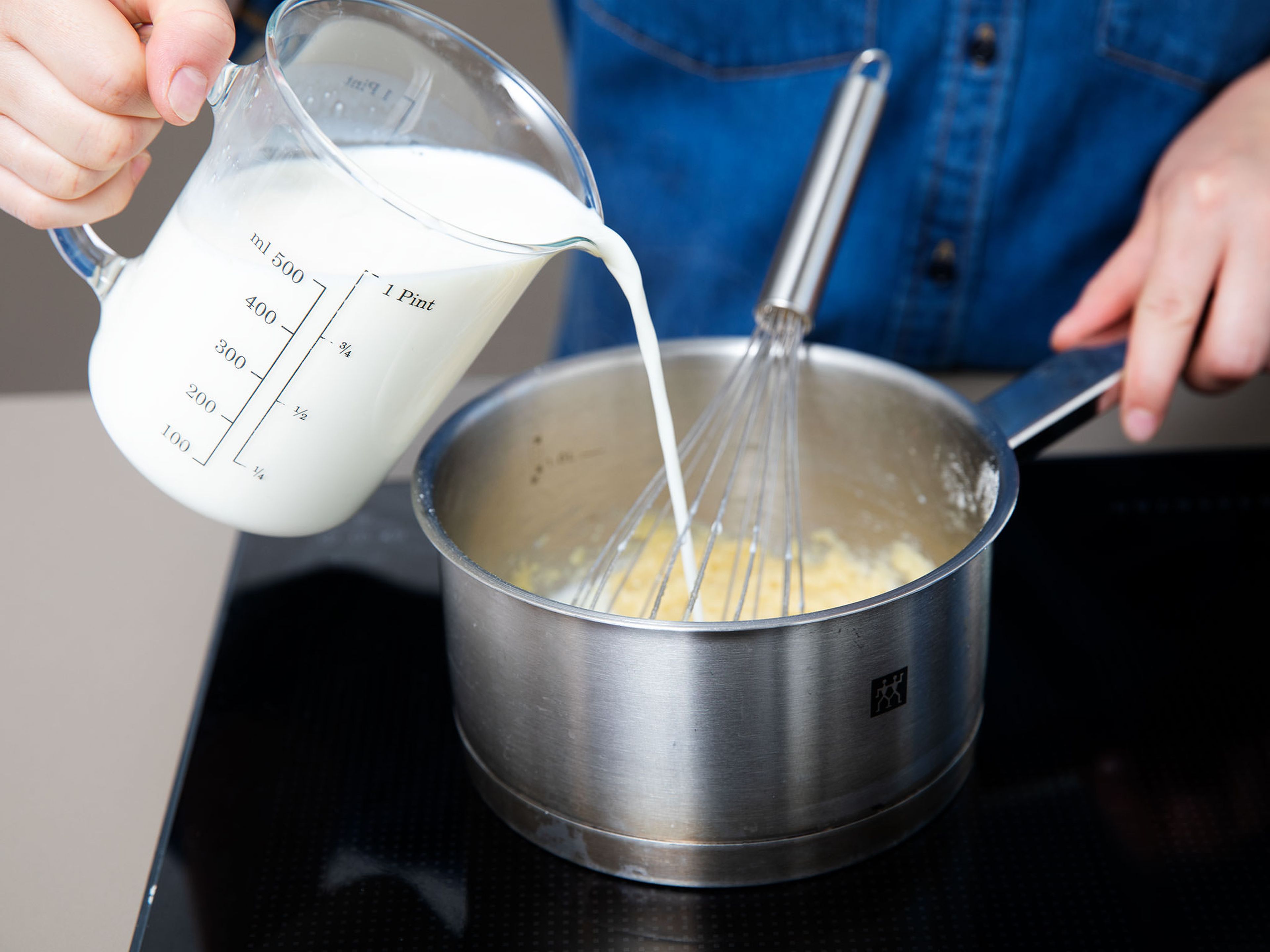 Für die Béchamelsoße Butter in einem Stieltopf schmelzen. Mehl dazugeben und kontinuierlich zu einer Paste verrühren. Sobald sich Bläschen bilden, Hitze reduzieren und nach und nach die Milch unter Rühren dazugeben. Kräftig verrühren, bis eine glatten Soße entsteht und ca. 3 - 4 Min. köcheln und eindicken lassen. Stieltopf vom Herd nehmen und das Ei unterrühren. Mit Muskatnuss, Salz und Pfeffer abschmecken.