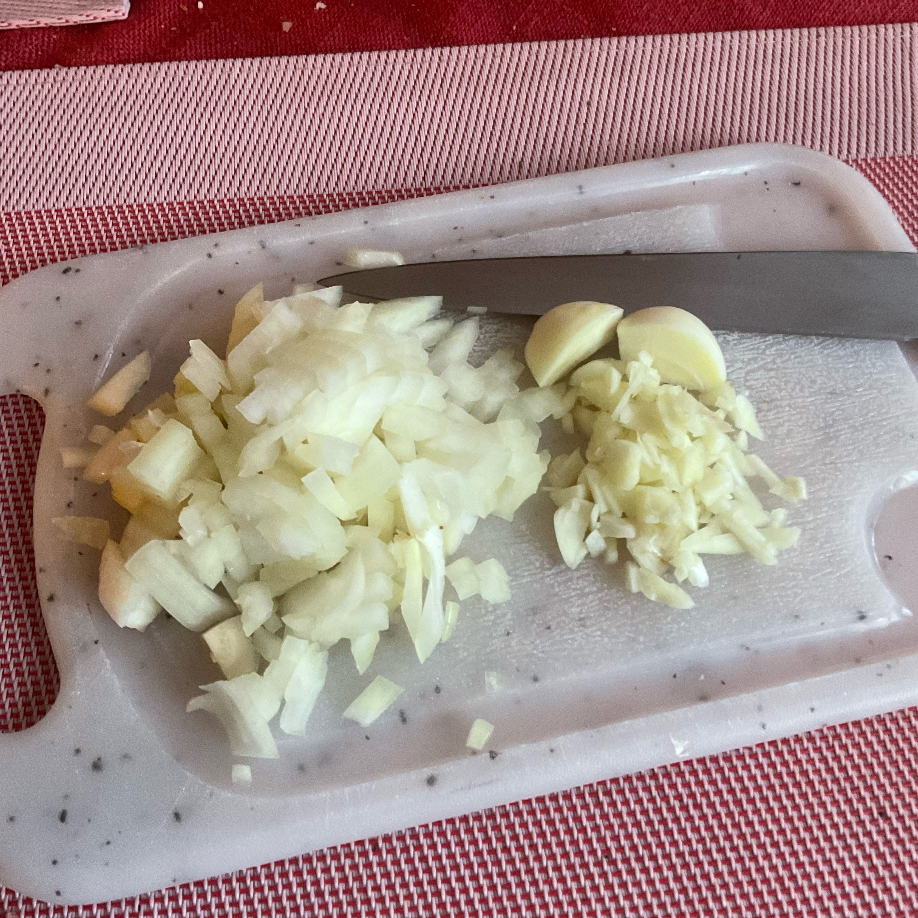 Die Zwiebel fein würfeln, den Knoblauch fein schneiden, nicht quetschen, da sonst die schwefelhaltigen Inhaltsstoffe Allin u. a. abgebaut werden - schmeckt nicht mehr so gut. Weils sehr frische und große Knoblauchzehen sind vom Kartoffelbauern, nehm ich nur 3 Stück. Im Winter könnens schon 4-5 Zehen sein 👨‍🍳🤤