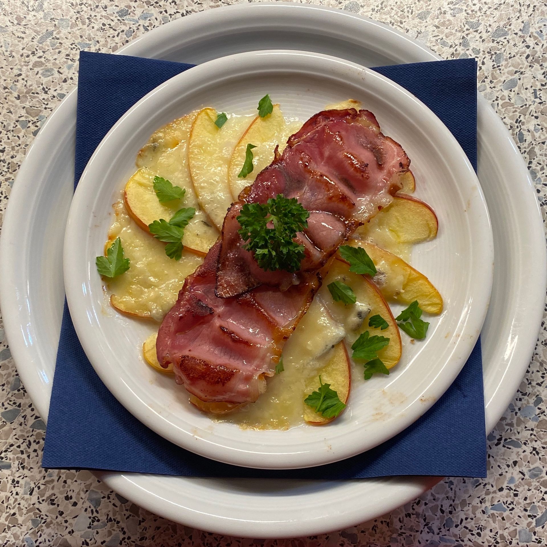 Apfel Gorgonzola Gratin mit Schinken und Baguette | Rezept | Kitchen ...