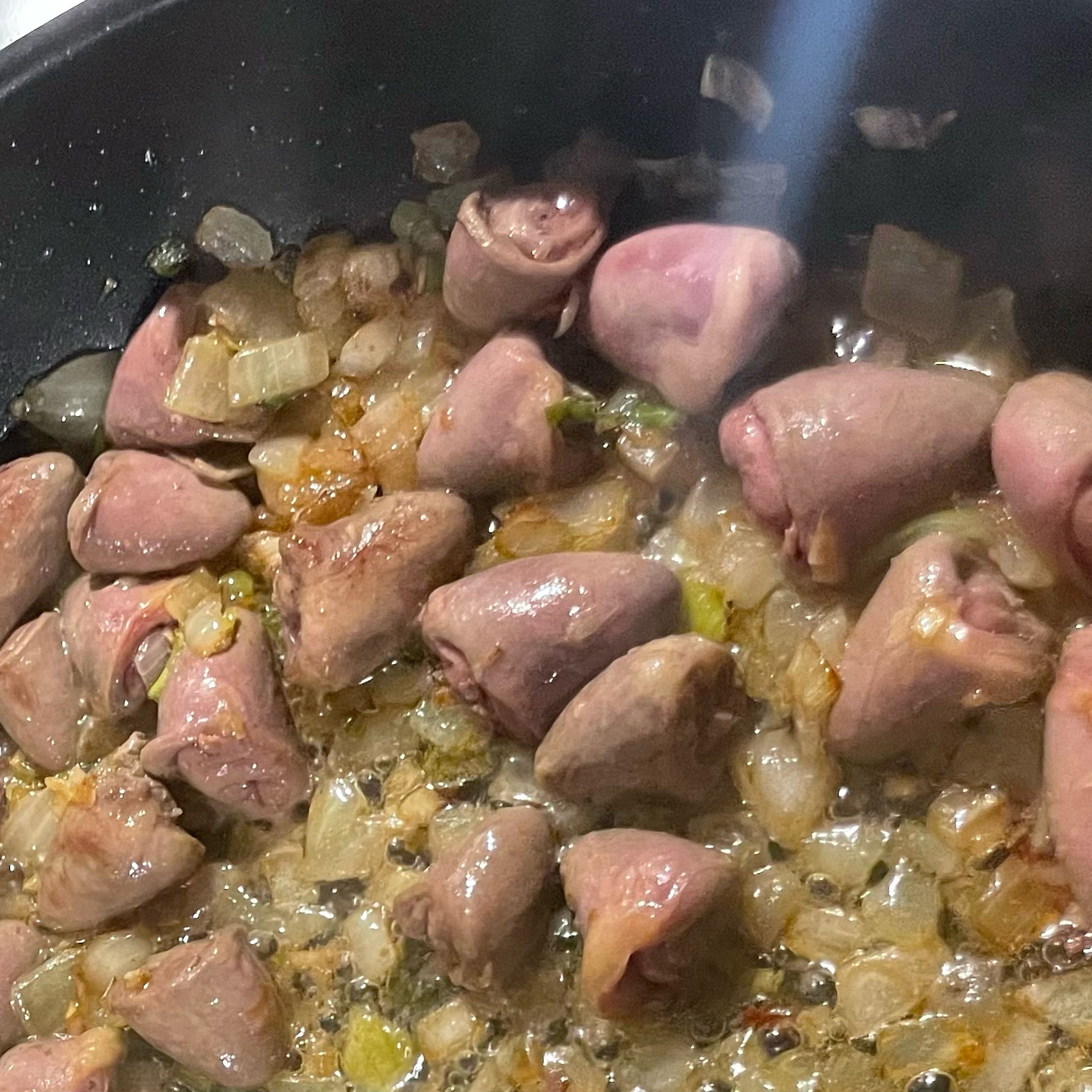 Add chicken hearts to the pan. Steer and brown them from all sides ca. 5 min