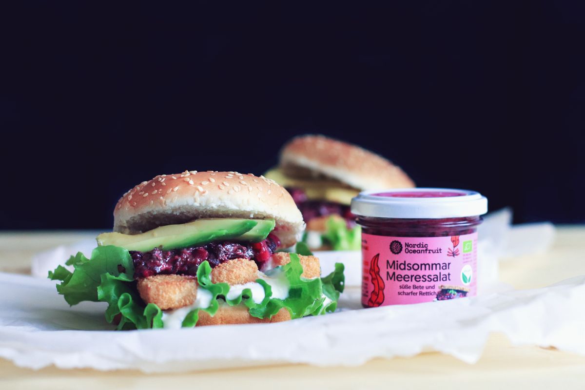 Vish burger with OCEANFRUIT Midsommar seaweed salad | Recipe | Kitchen Stories