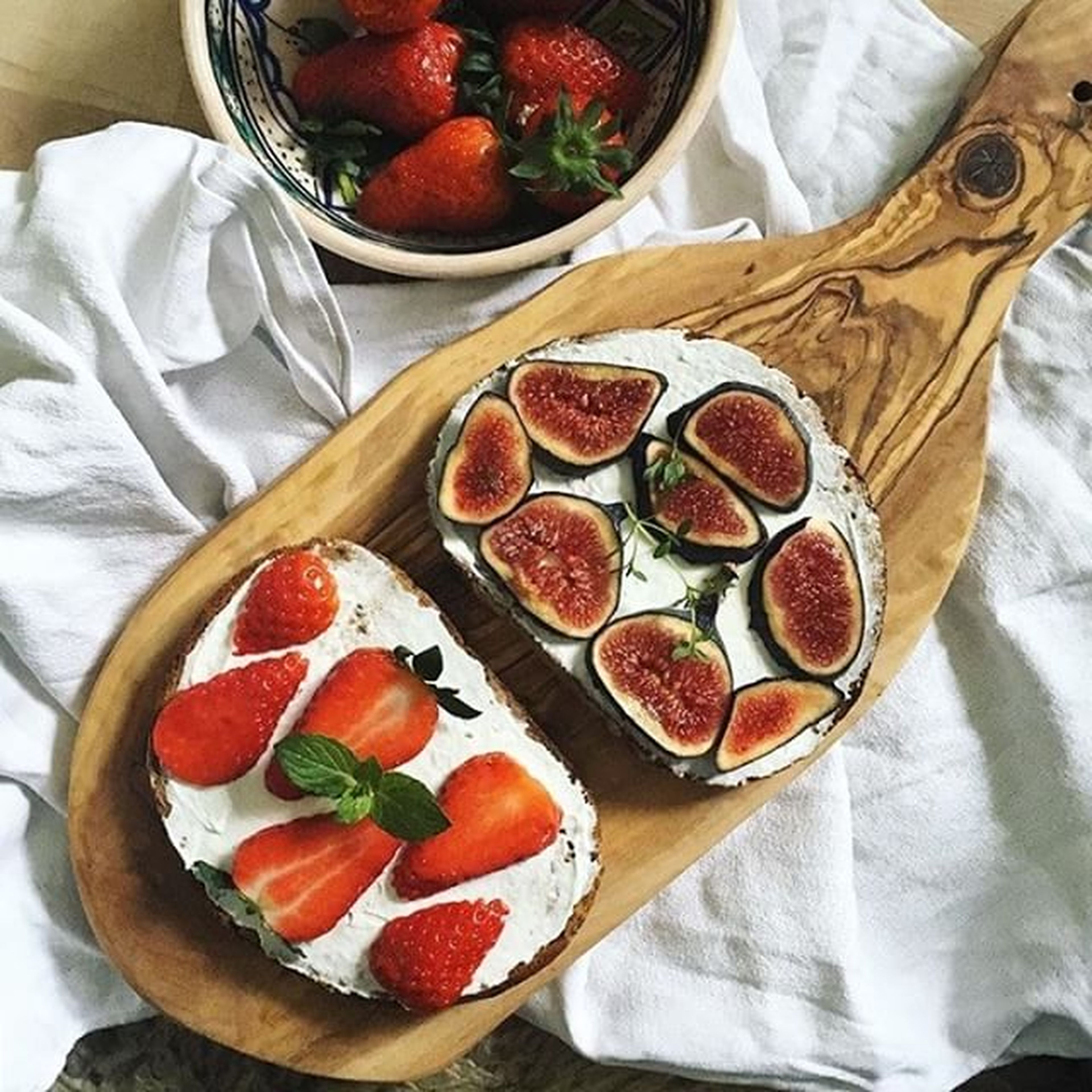 Bread with figs and strawberries