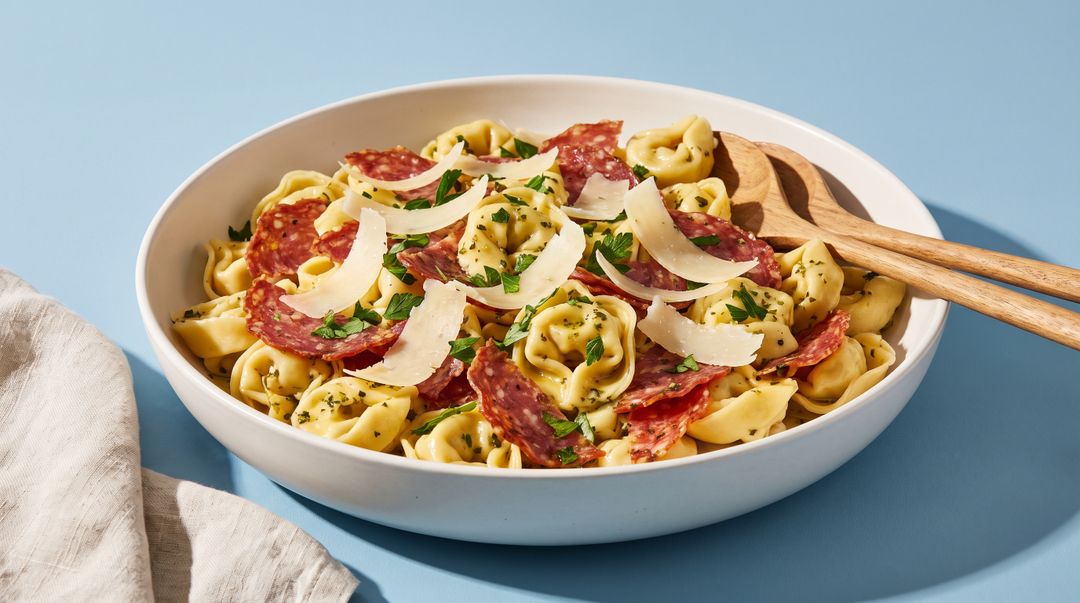 Herzhafter Tortellini-Salat mit Salami für dein nächstes Barbecue