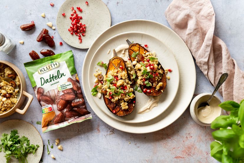 Gefüllte Aubergine mit Dattel-Minz-Couscous