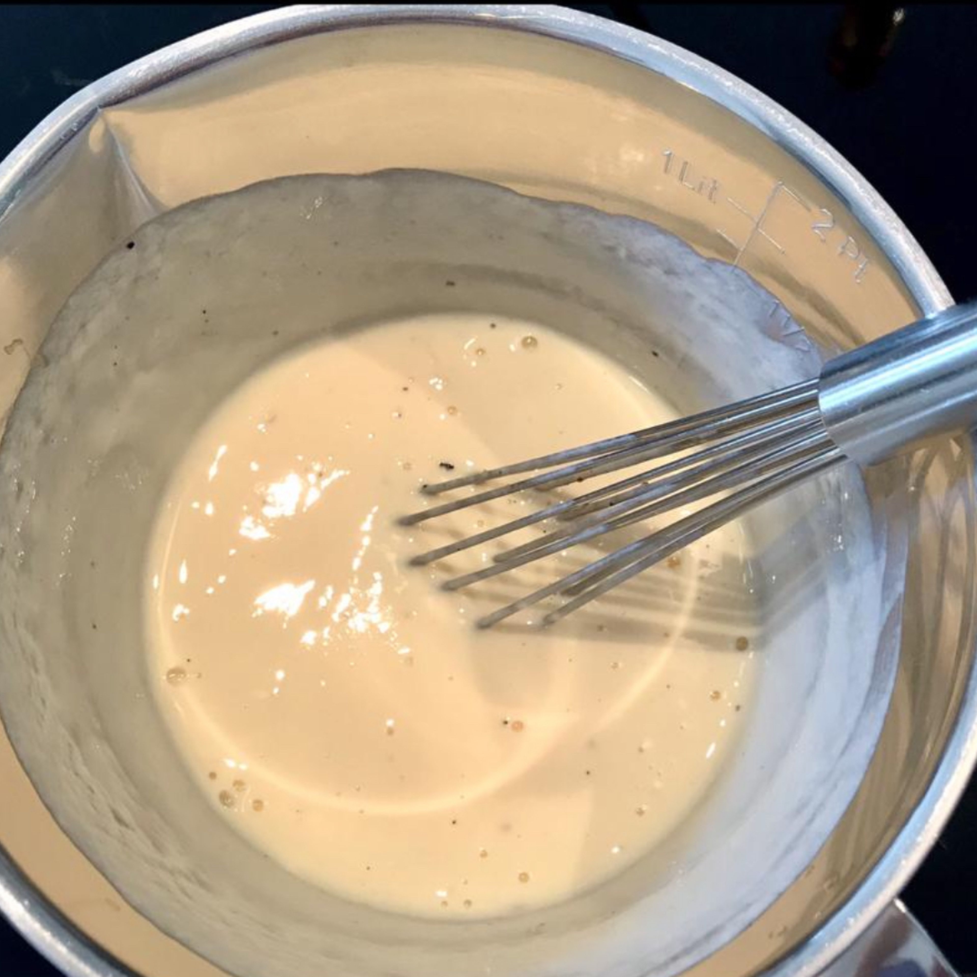 Für den Guss Joghurt, Eier und das Mehl glatt rühren (nach Belieben mit Salz und Pfeffer verfeinern). Den Guss mit der  Spinatmasse vermischen.
