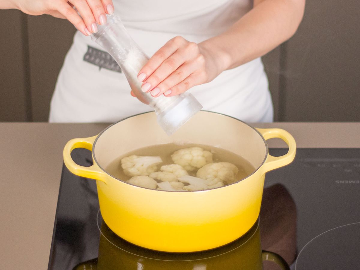 Cauliflower crust pizza with smoked salmon Recipe Kitchen Stories
