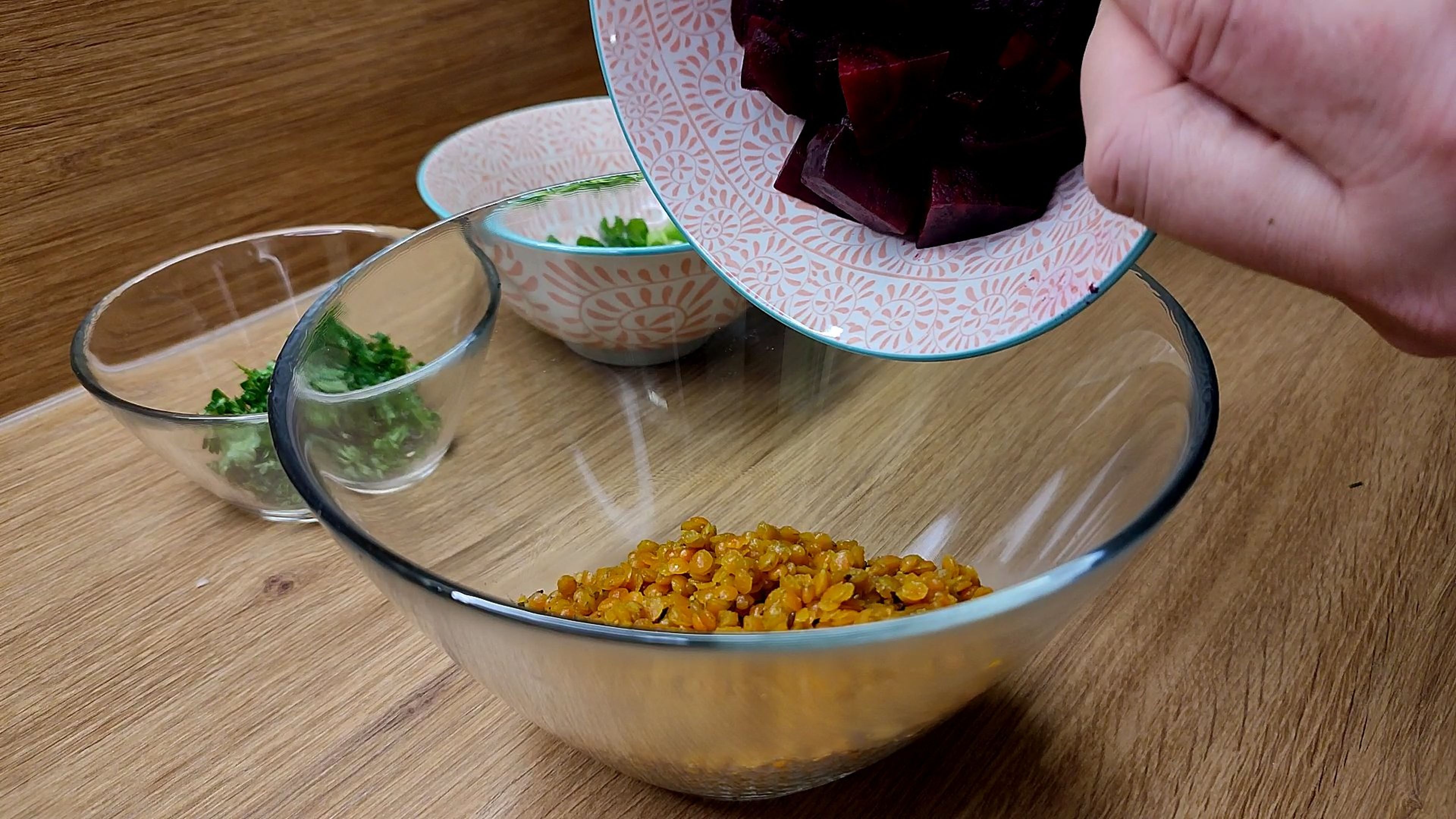 Jetzt die rote Bete mit den Linsen vermengen. Im Anschluss die Frühlingszwiebeln sowie die Petersilie hinzu fügen. Das Dressing dazu geben, mit Salz und Pfeffer abschmecken. 
Dazu passt super ein Baguette. Einen guten Appetit. 