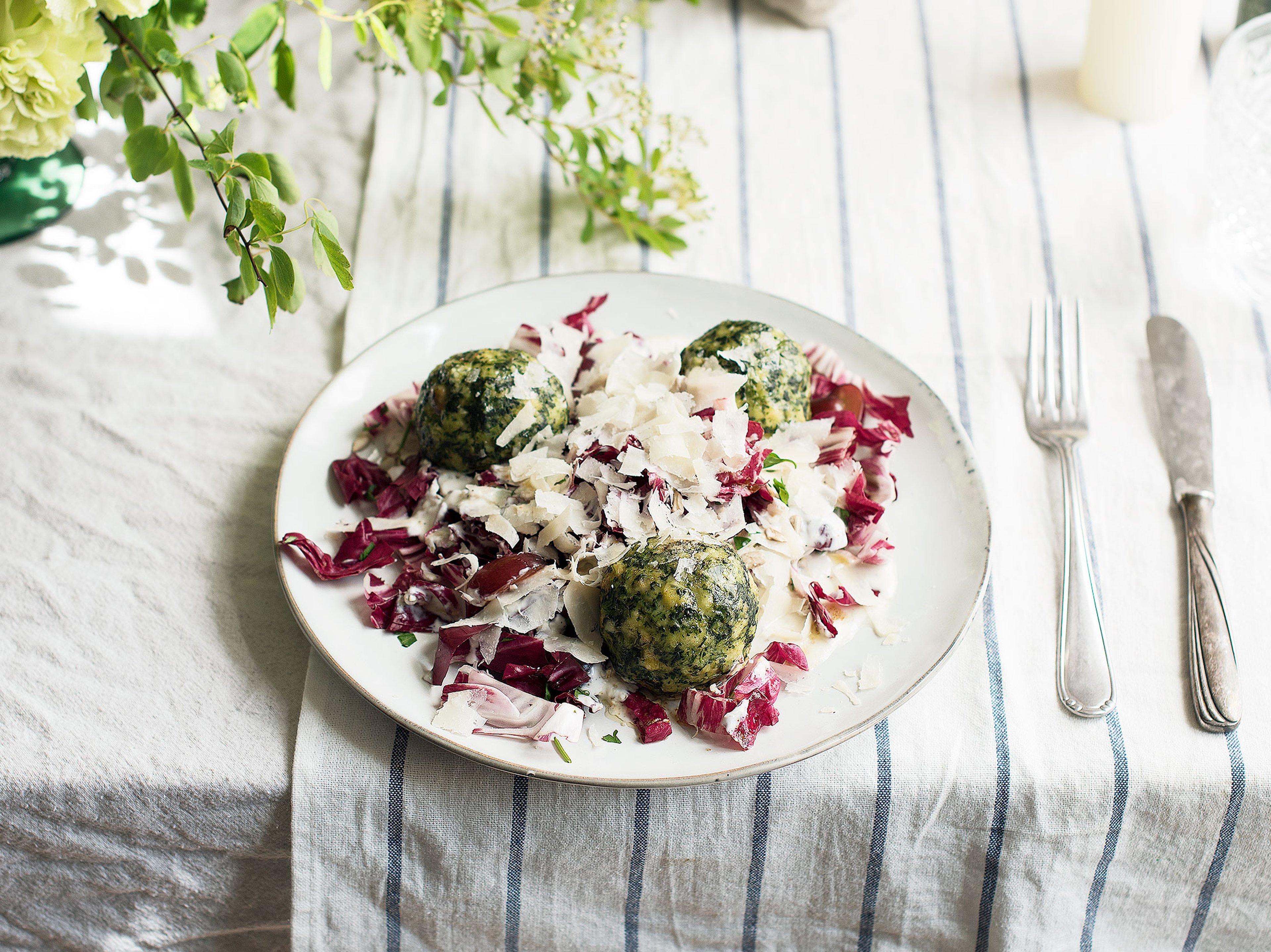 Spinatknödel auf Radicchiosalat