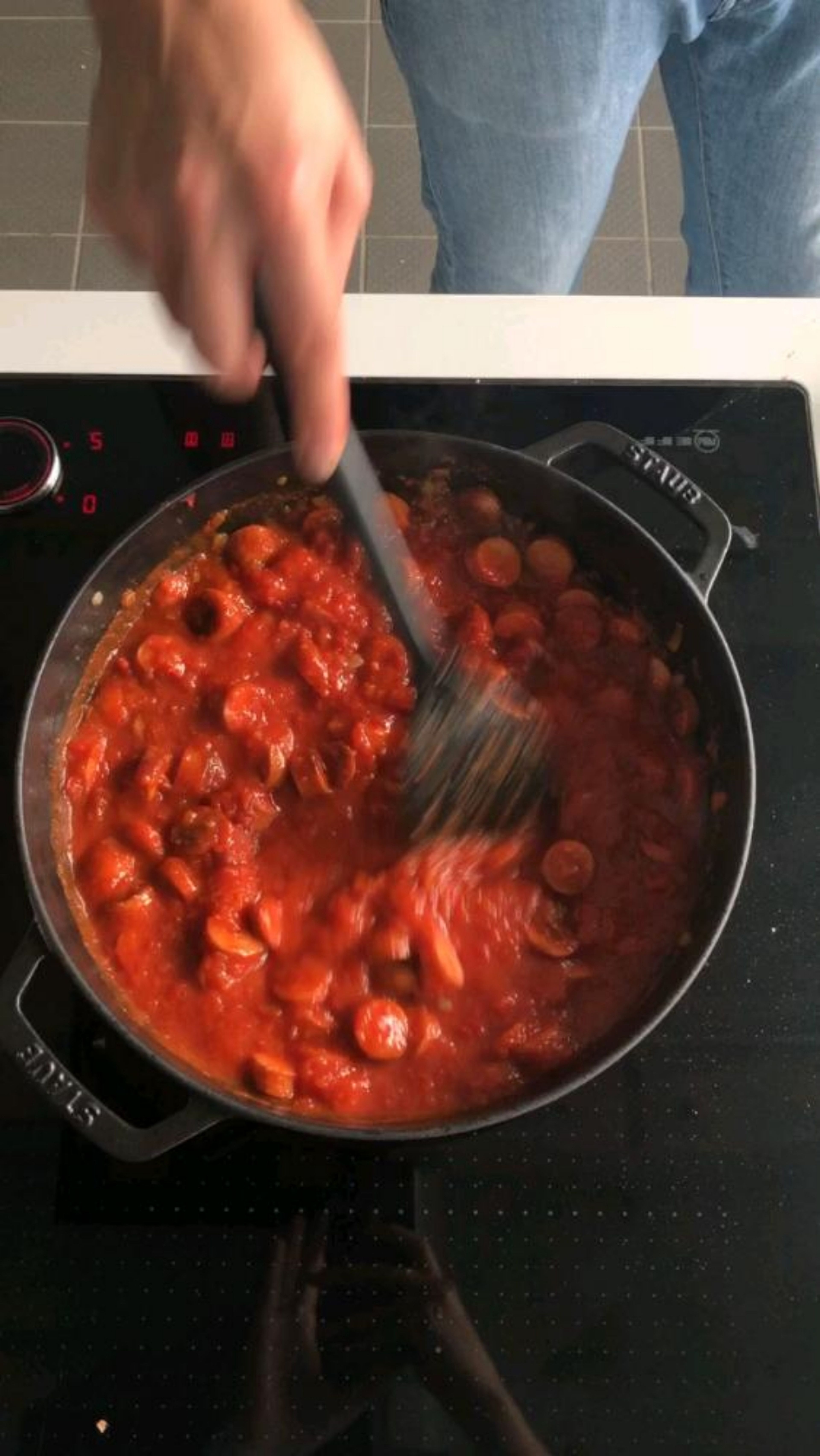 Die Pfanne mit Öl erhitzen und die Würstchen anbraten. Nach ca. 5 Minuten die Zwiebelwürfelg glasig anschwitzen. Danach das Paprikapulver und das Tomatenmark kurz mitrösten. Nun sofort mit Wasser, Letscho und den passierten Tomaten ablöschen. Die Sauce 15 Minuten köcheln lassen. Nach 10 Minuten die Gurken dazugeben und mit Zucker, Salz und Pfeffer abschmecken.