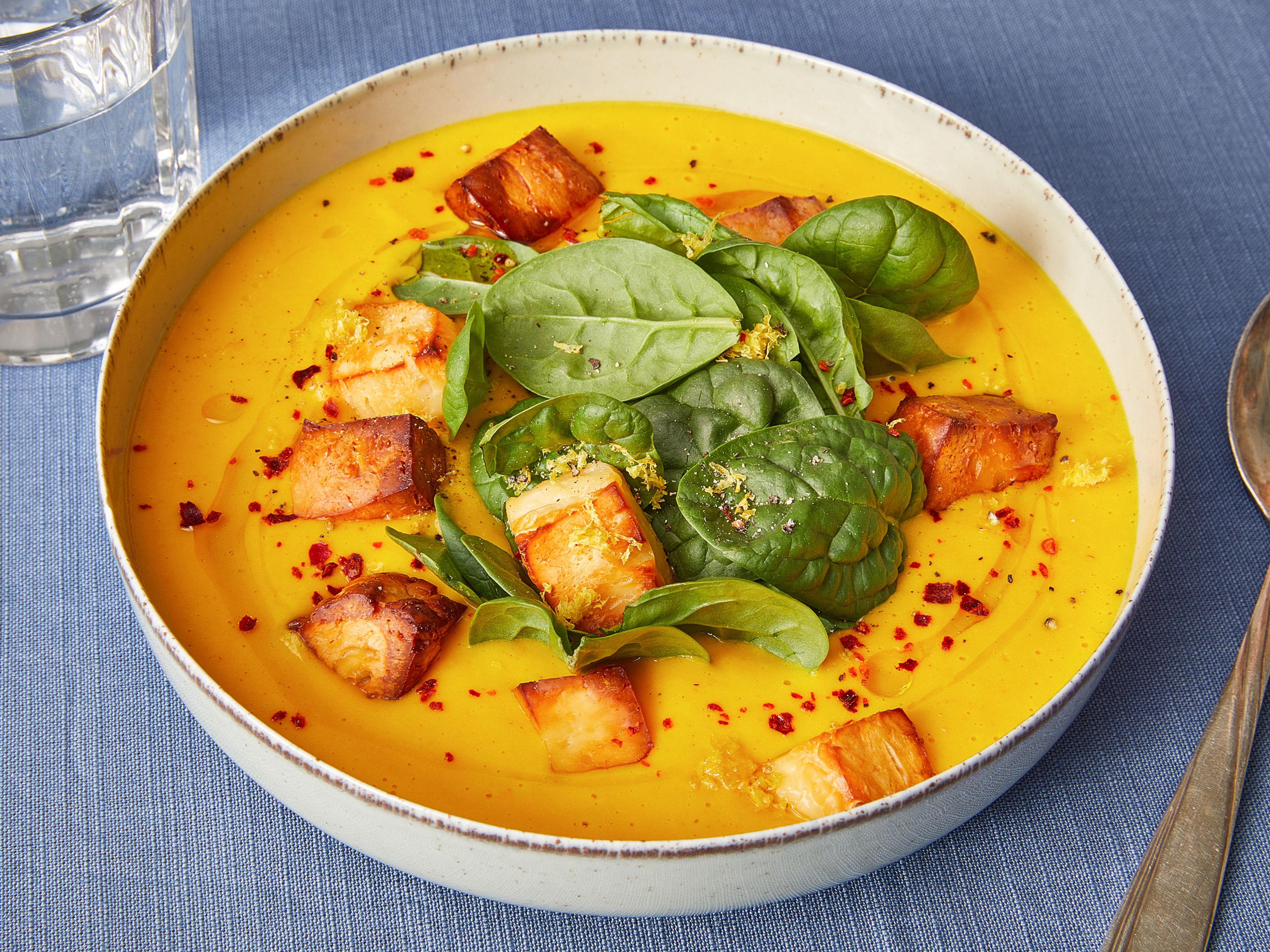 Die einfachste Kürbissuppe mit Halloumi und Spinat