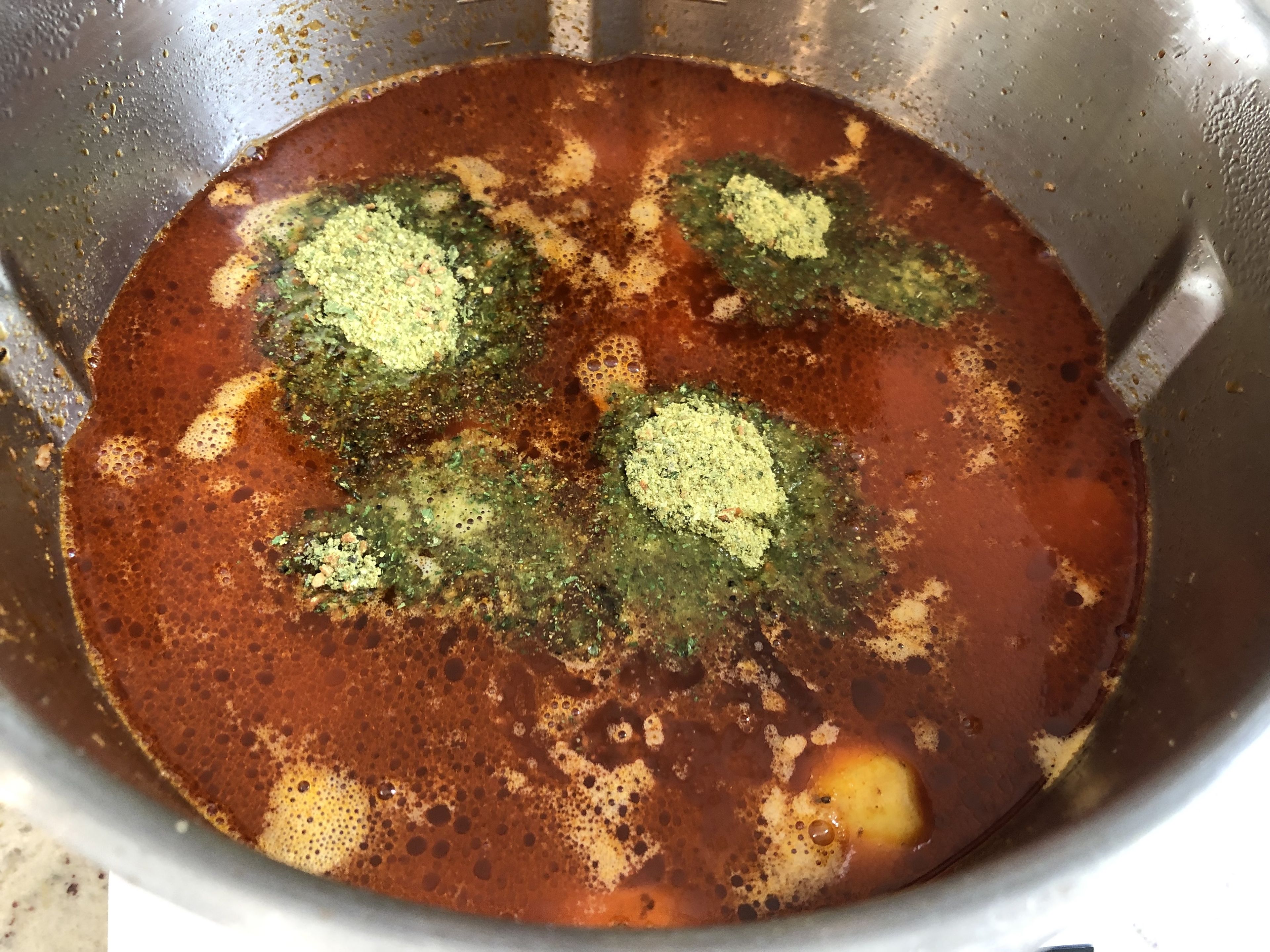 Wasser und Gemüsebrühe dazugeben, umrühren und ca. 15 Min. bei geschlossenem Deckel mit eingesetztem Messbecher kochen lassen.  
(kein Werkzeug | 98°C | 15 Min.).