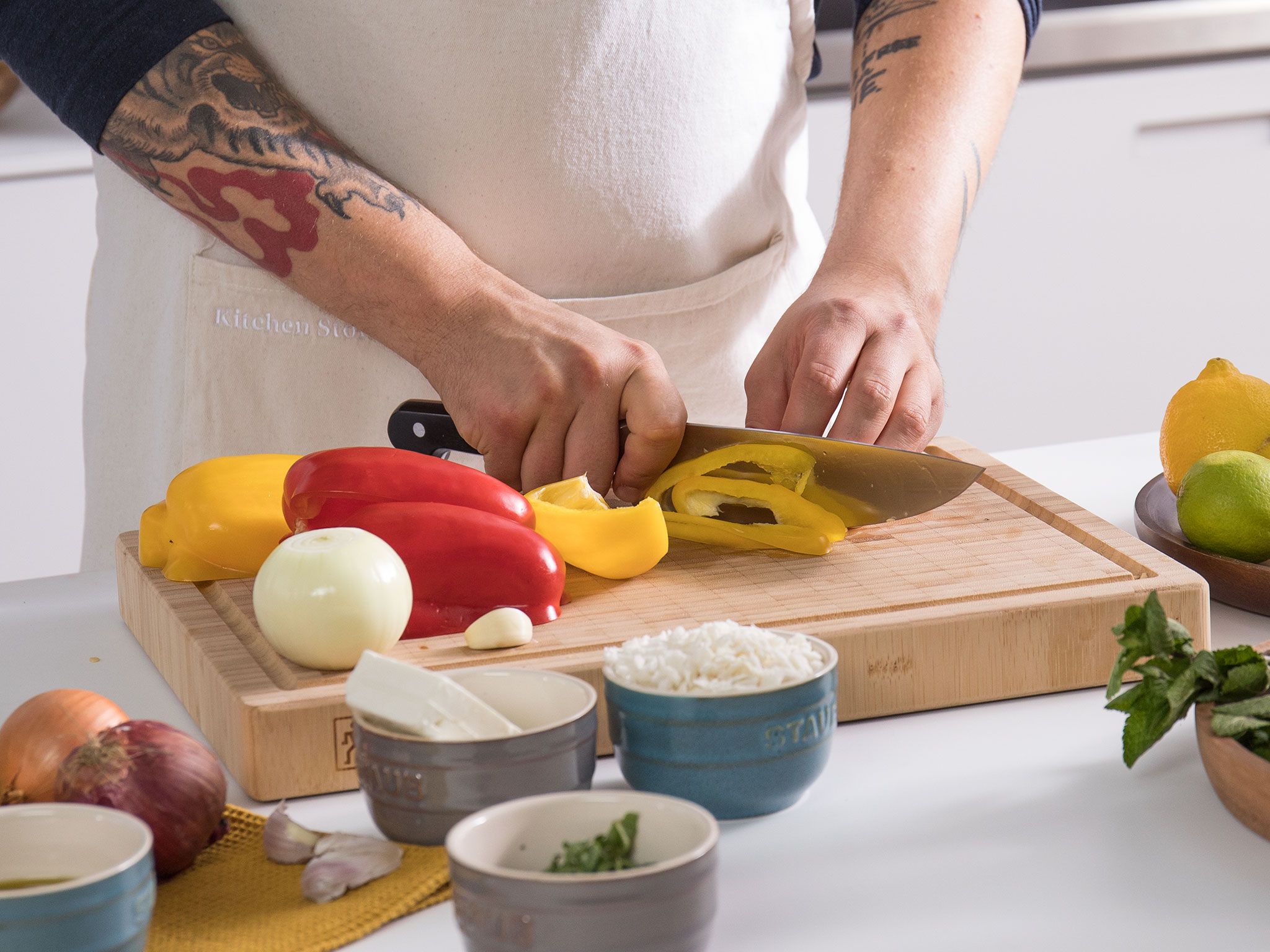 Hackbällchen mit buntem Gemüse und Feta vom Blech | Rezept | Kitchen ...