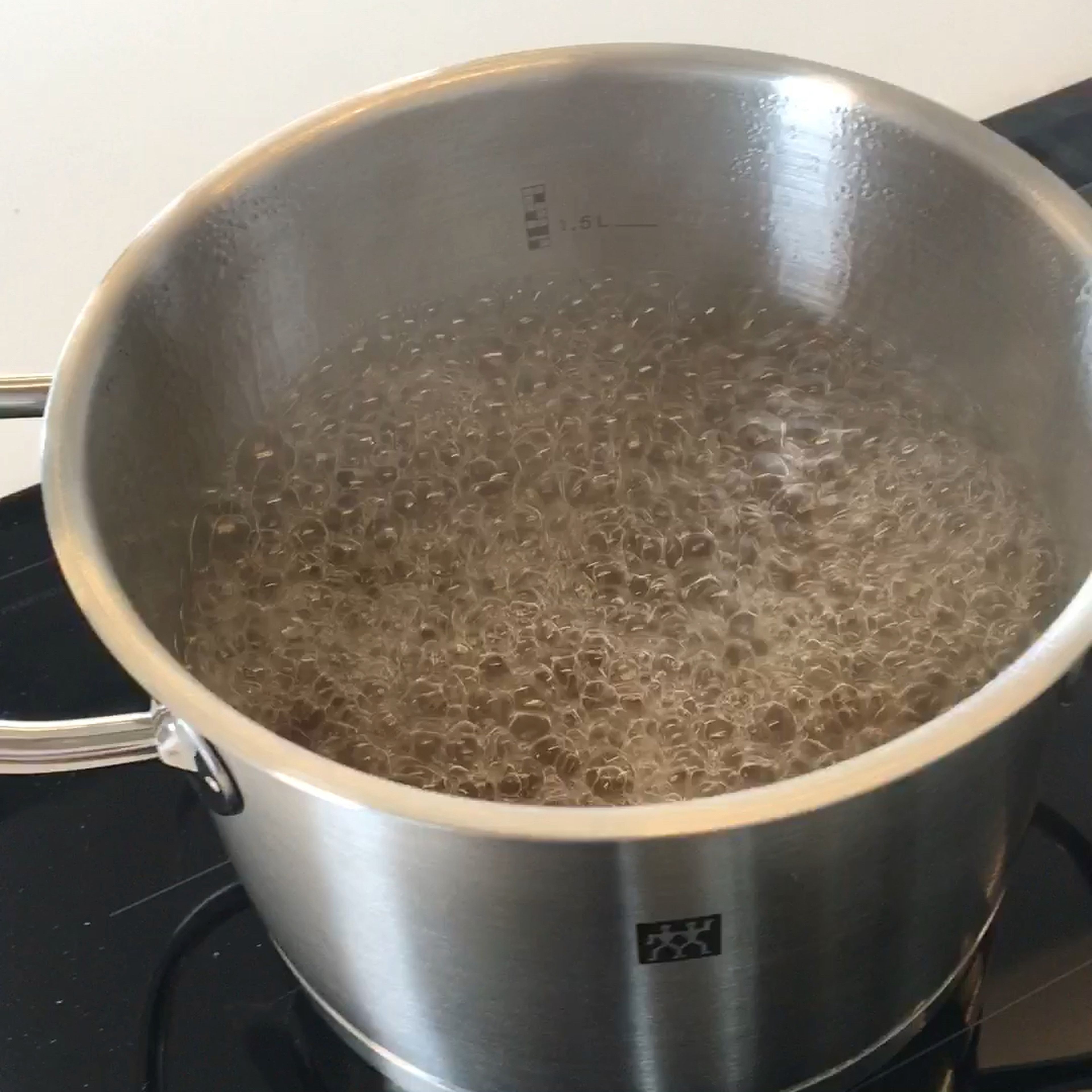 Geflügelfond auf 100ml reduzieren. (Ca. 20min)