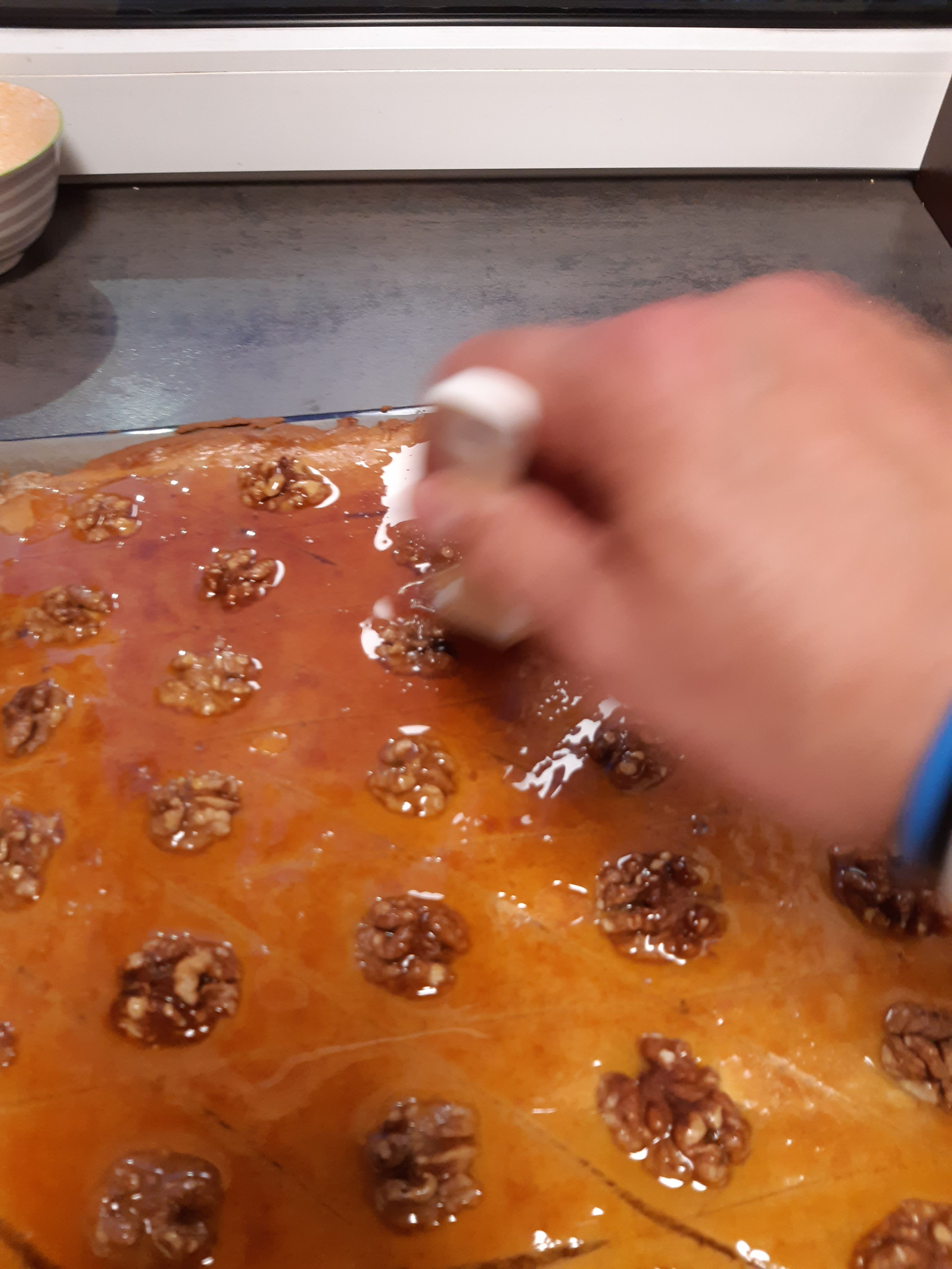 Die Bakhlava rausnehmen und gleich mit Honig begießen und es dann mit dem Pinsel verteilen, dann gleich wieder in den Offen für weitere 10 Minuten schicken.

Nach dem Backen etwas abkühlen lassen und am besten mit kalter Milch genießen!.
Einen guten Appetit! 