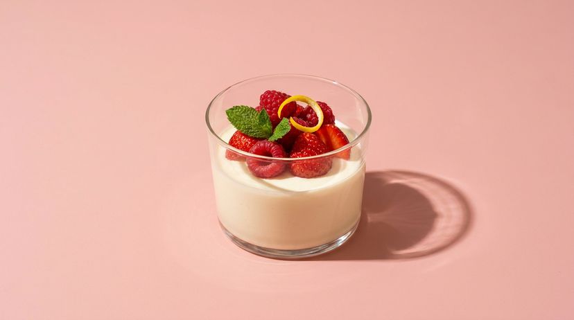 Leichte Holunderblütencreme mit Joghurt und Zitrone