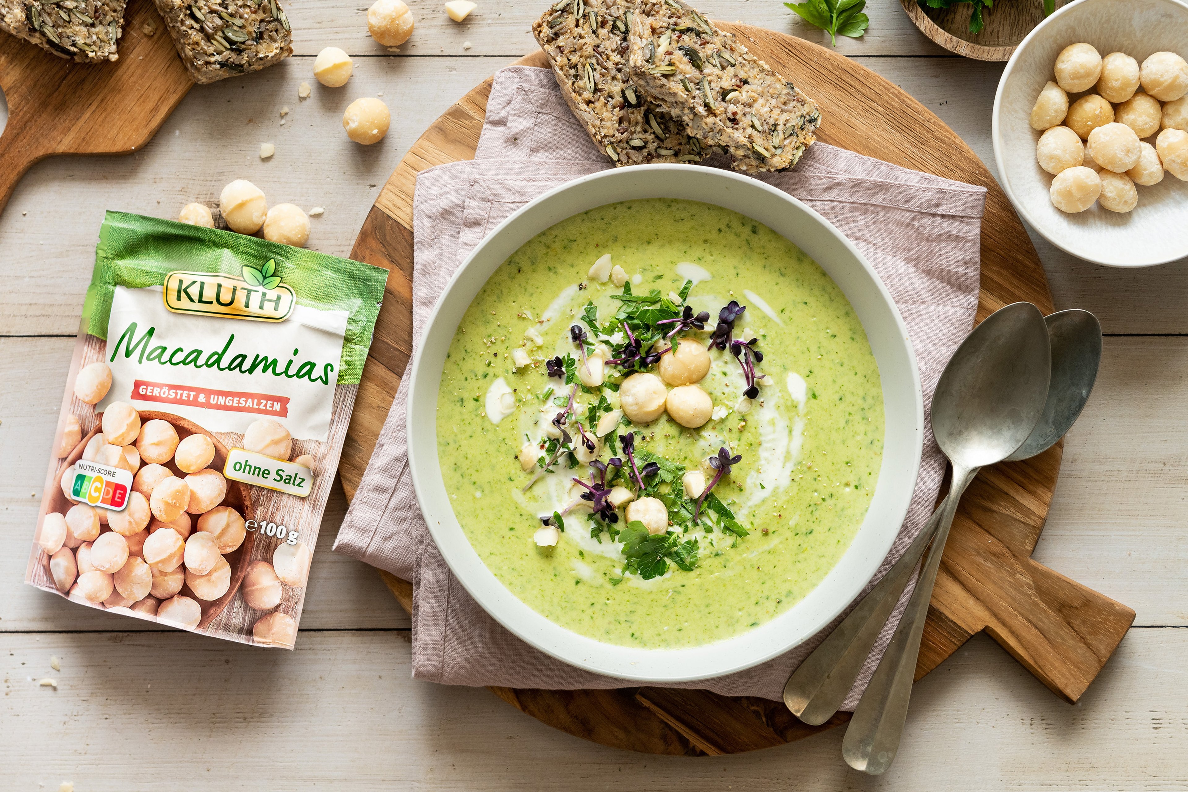 Bärlauch-Cremesuppe mit Macadamias