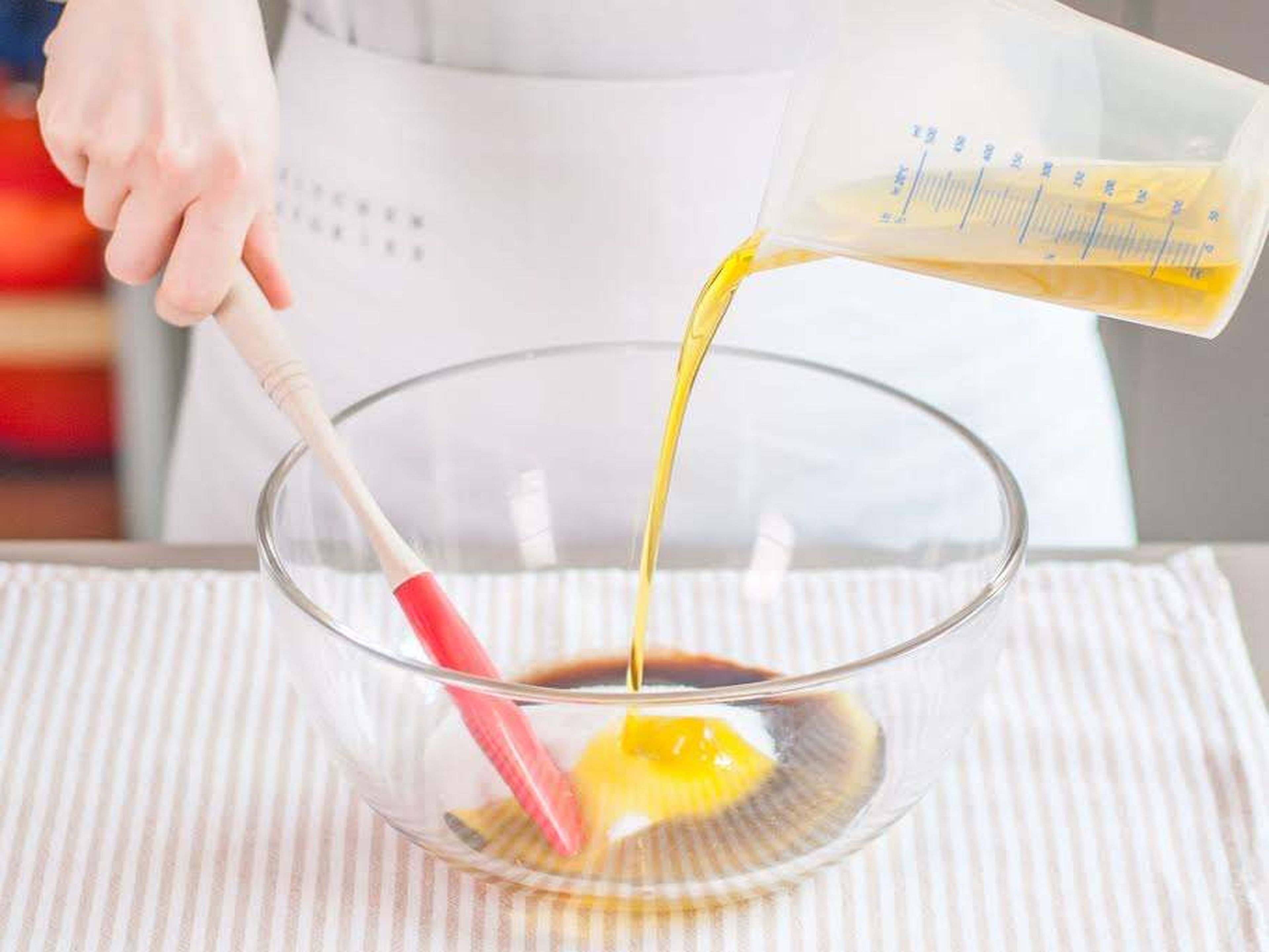 Zucker, Olivenöl, Vanille und restlichen Balsamicoessig vermengen. Eier unterschlagen.